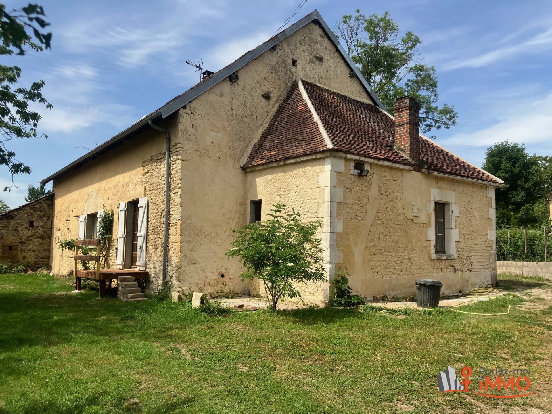 Maison en pierres avec grange et jardin