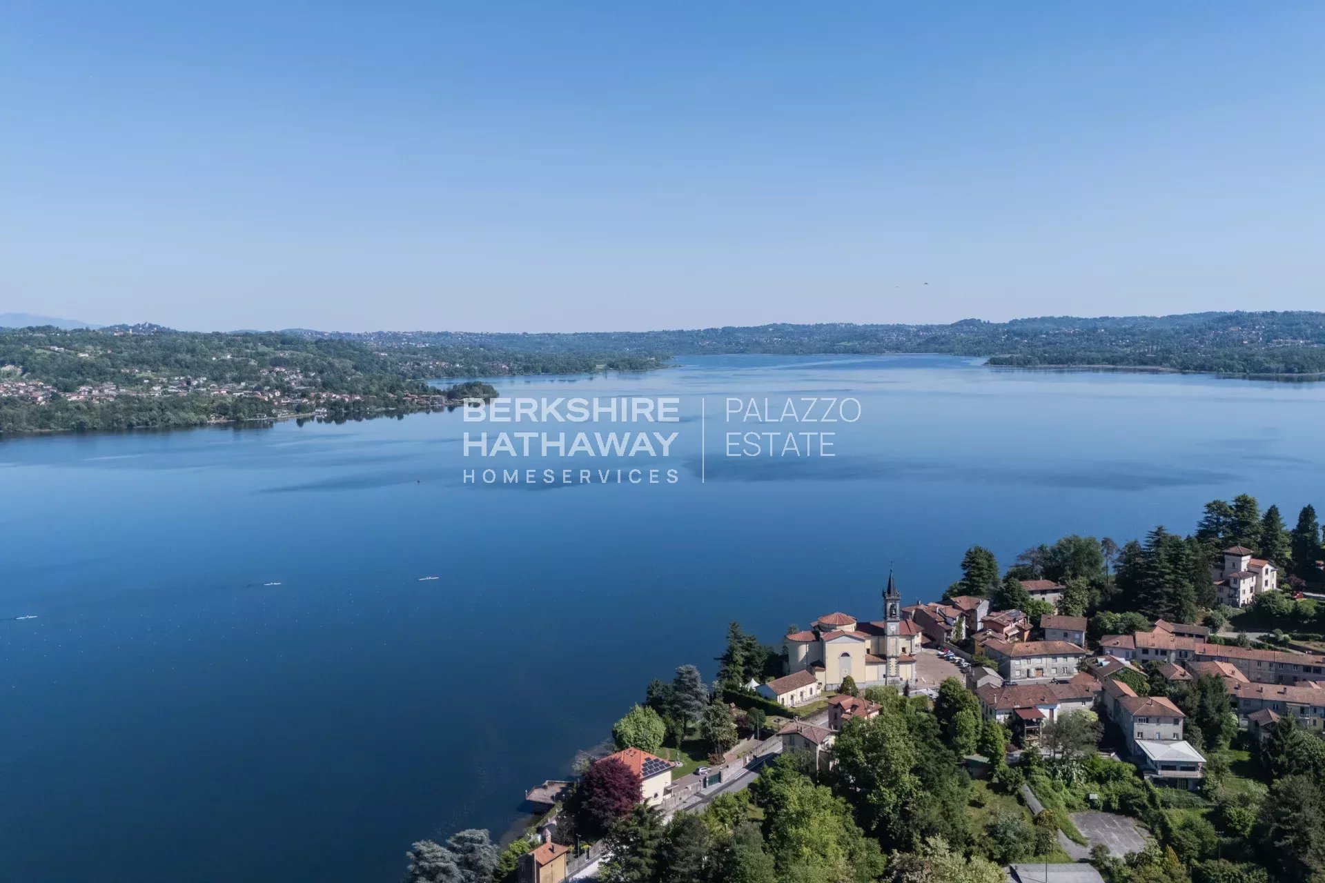Villa bifamiliare con giardino a Biandronno, a pochi passi dal Lago di Varese