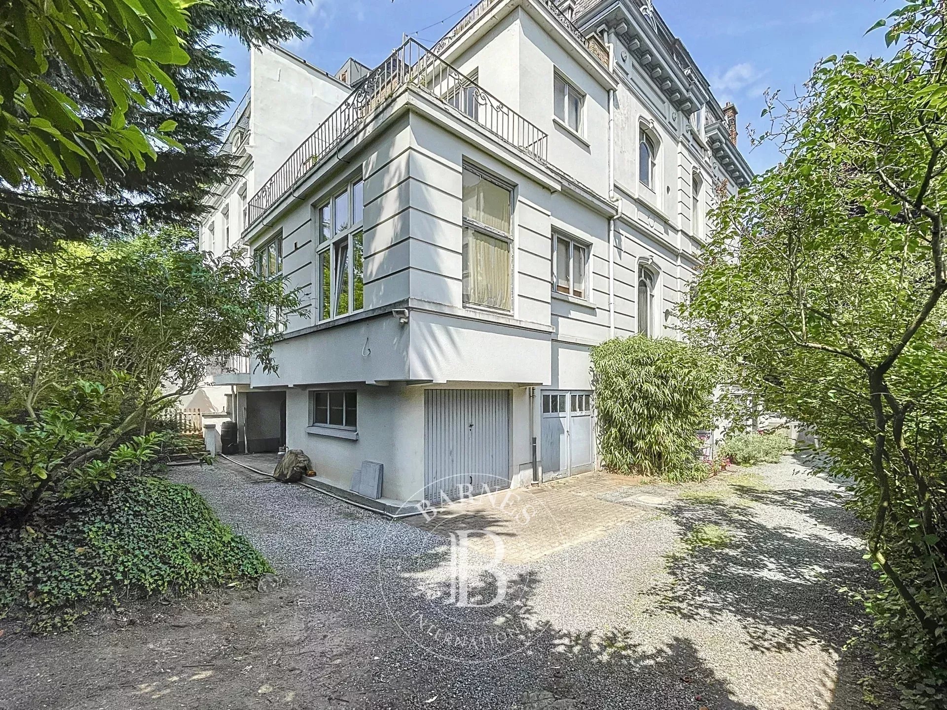 Uccle - Immeuble 3 façades à renover- 4 Logements- 3 Garages- Somptueux jardin