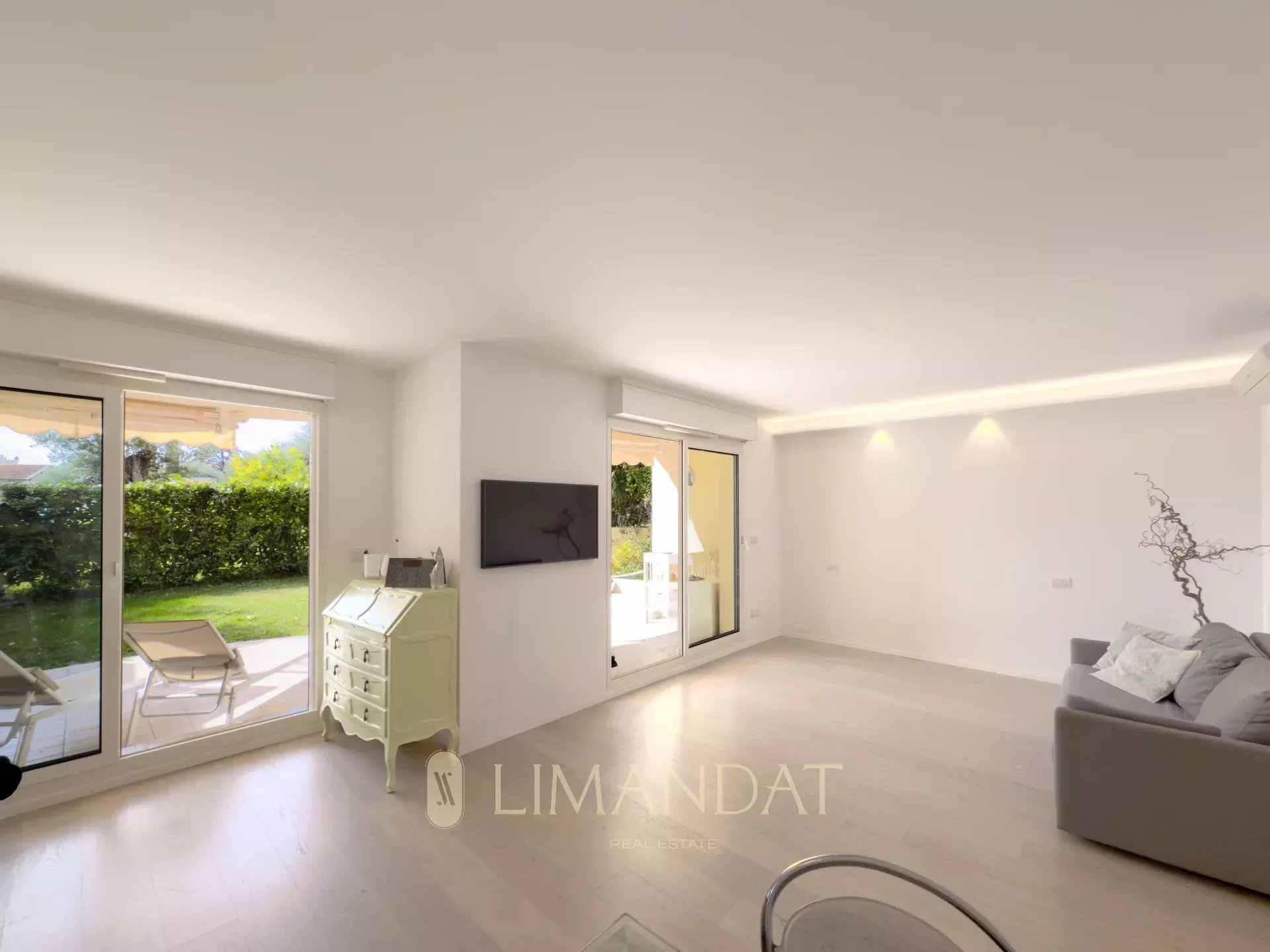 Roquebrune Cap Martin - 3 pièces 77 m2 + 139 m2 extérieur - grand garage fermé