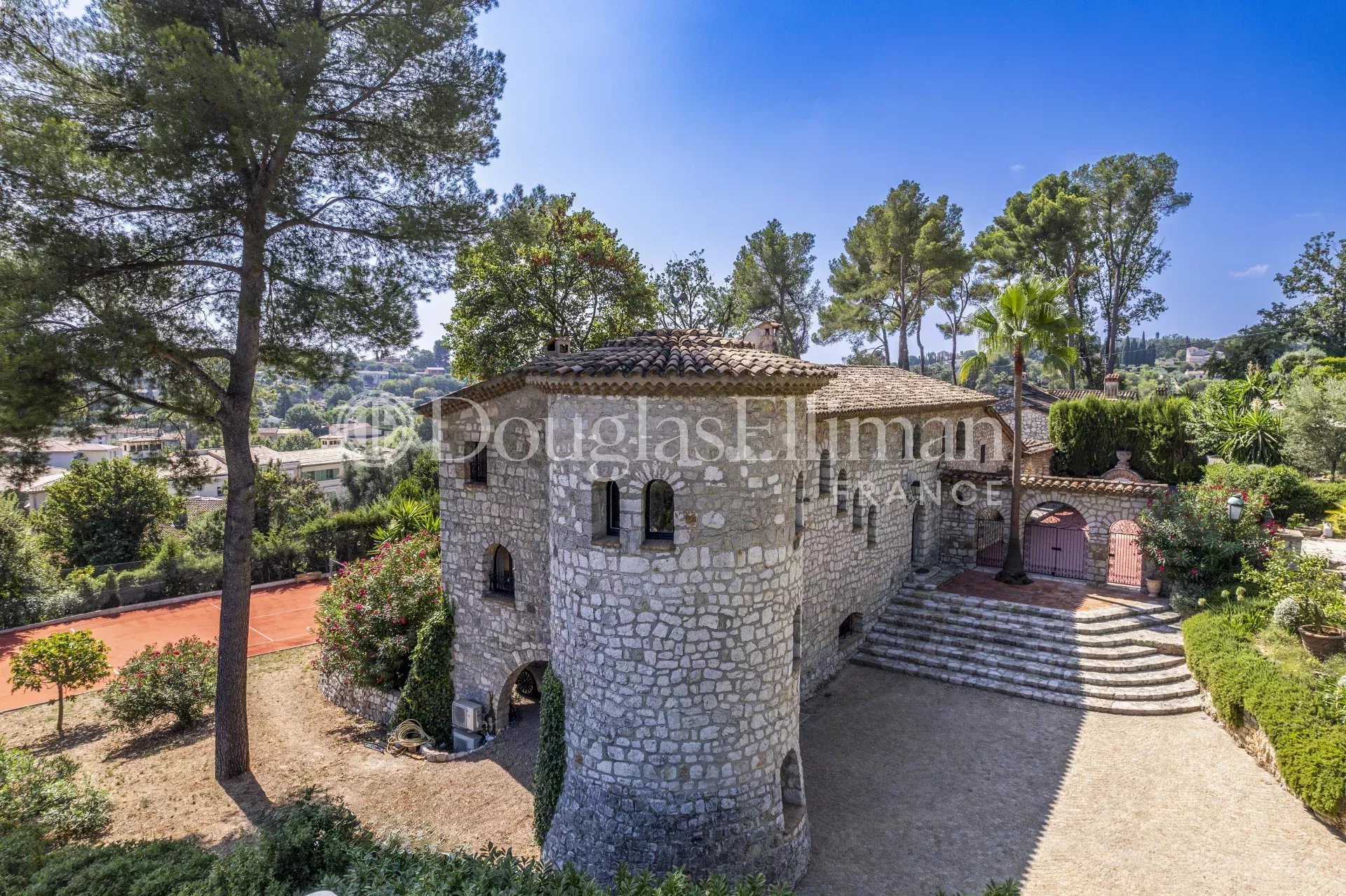 LE ROURET – Manoir en pierre avec 6 chambres, piscine et tennis - Image nᵒ3