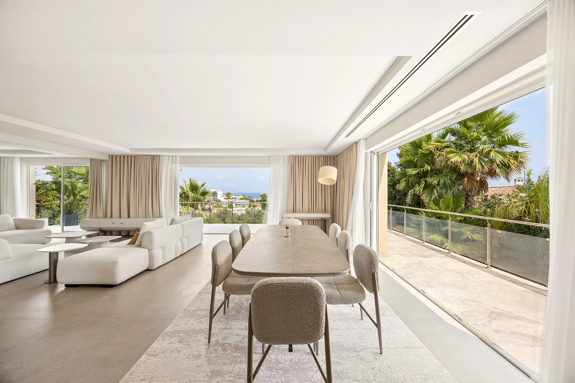 SPLENDID RENOVATED CONTEMPORARY VILLA OF 320 SQM LOCATED IN A PRIVATE ESTATE