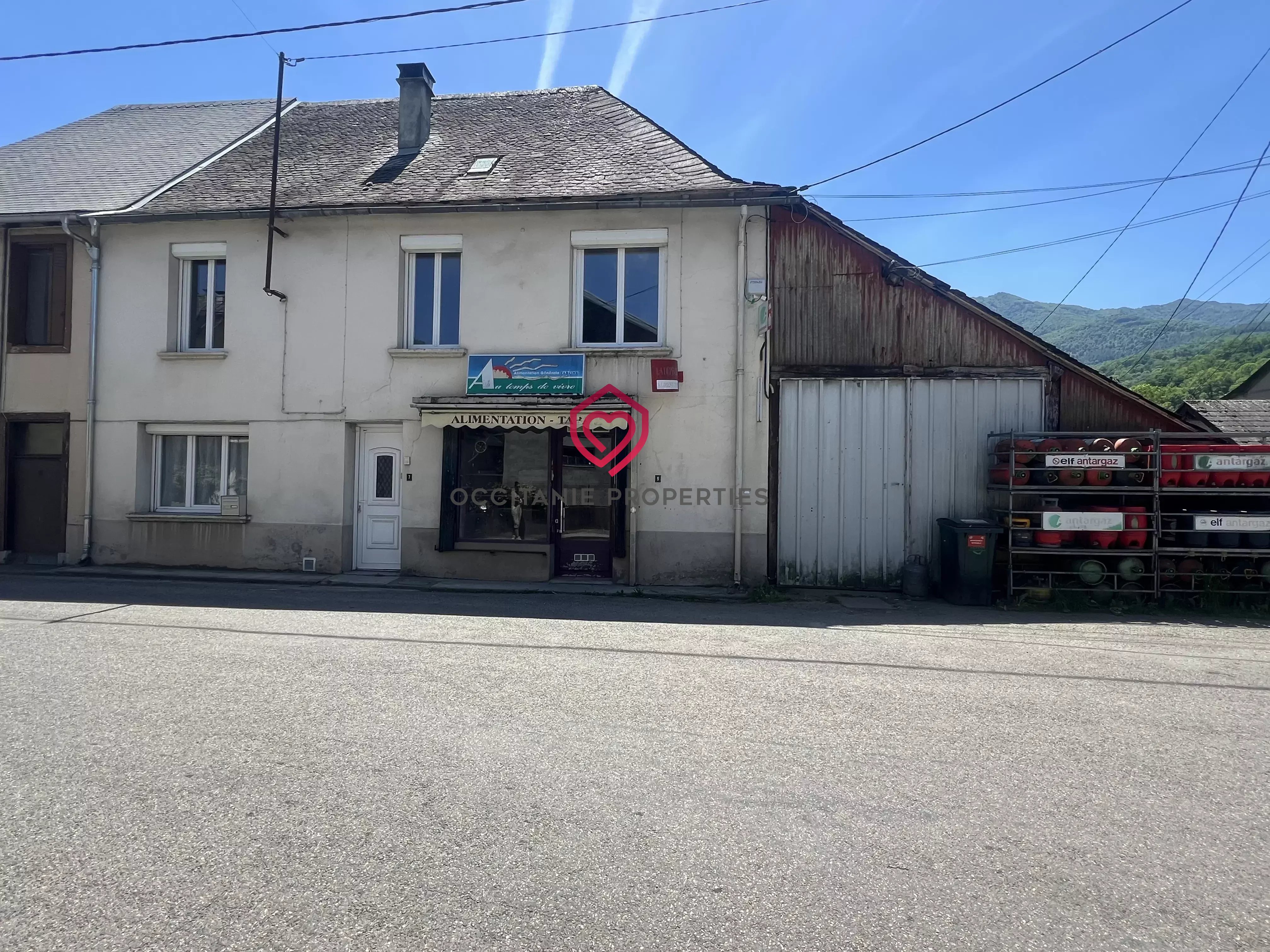 Maison de village avec local commercial et hangar
