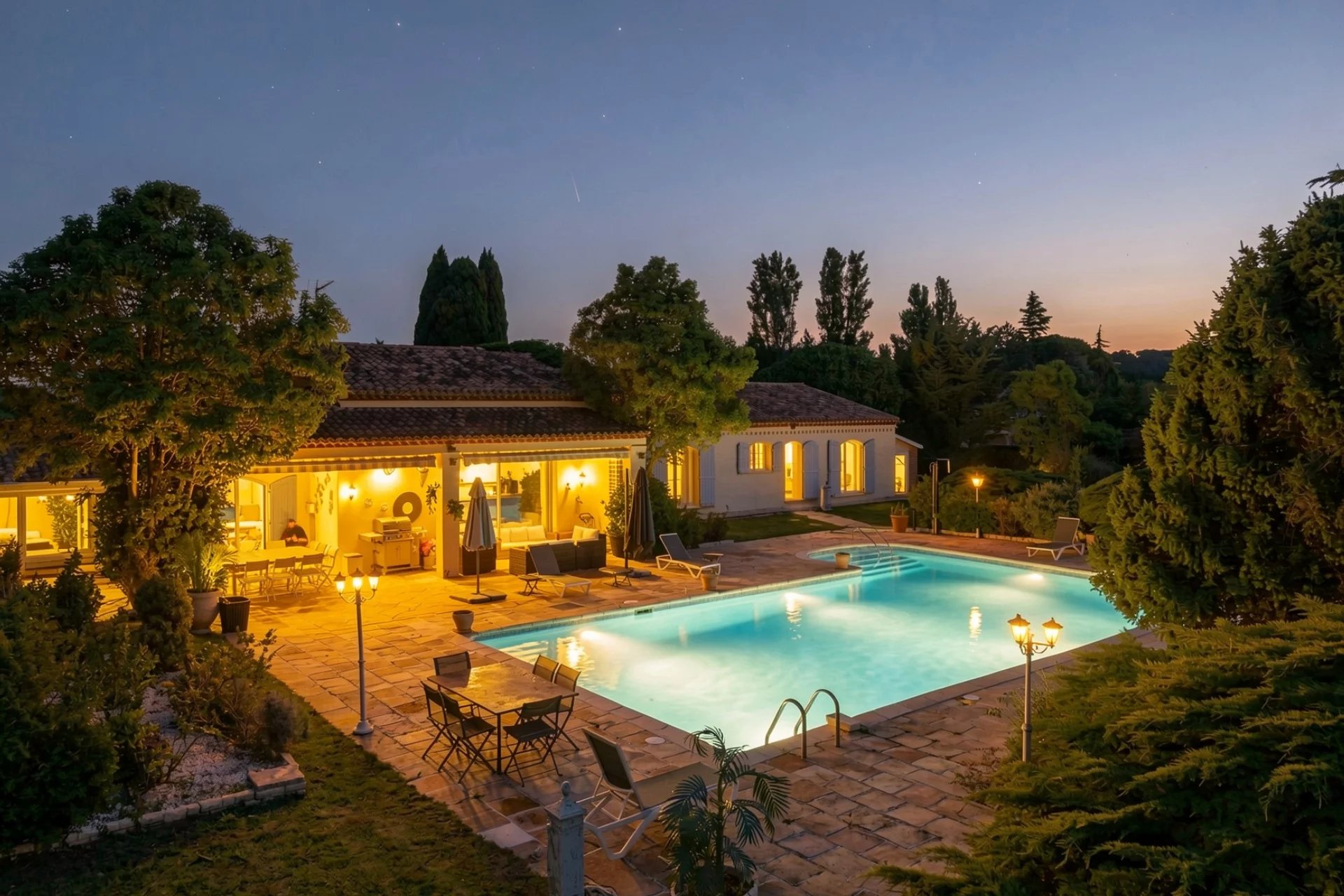House for sale in Cabriès 8 rooms, 4-car garage, plot detachment potential