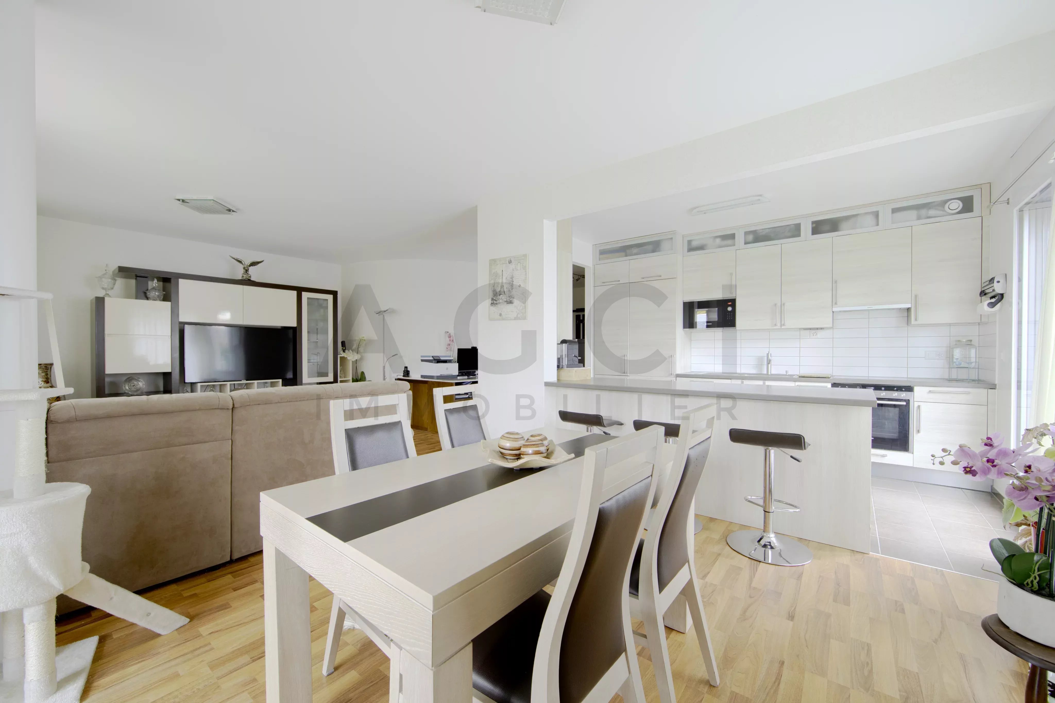 EXCLUSIVITÉ - Appartement lumineux de 4 pièces avec terrasse couverte, jardin privatif et box – Châtelaine - Photo 3