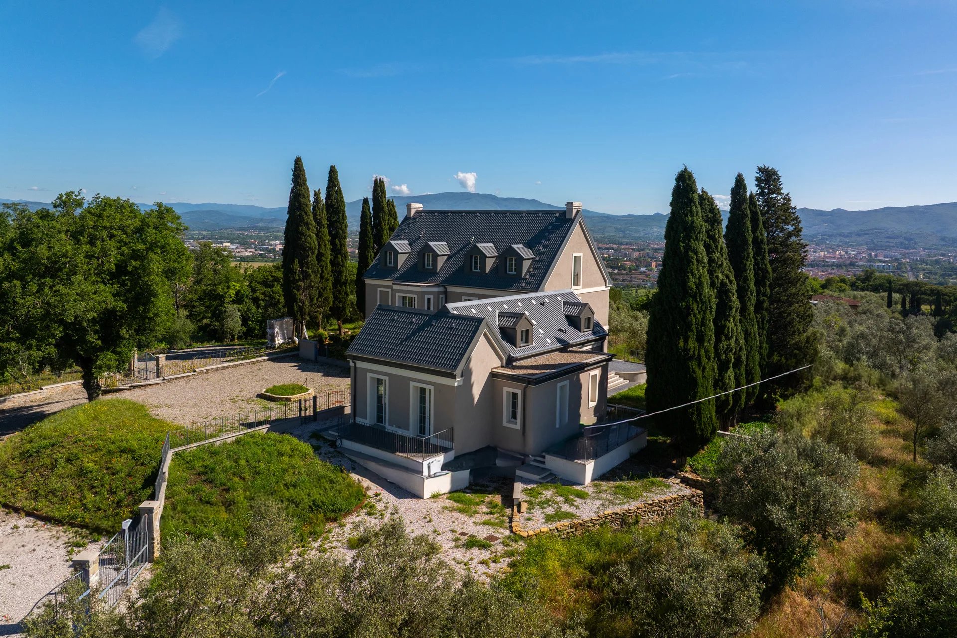  APPARTAMENTO MODERNO CON GIARDINO IN VENDITA AD AREZZO, TOSCANA