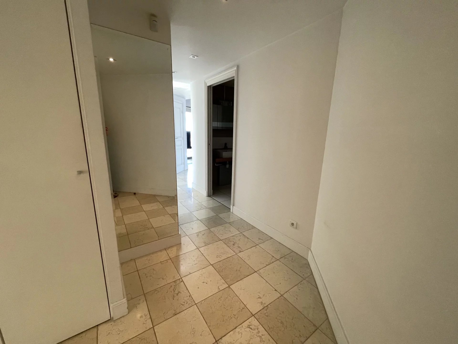 Appartement de Luxe avec terrasse et Vue Panoramique de la Mer - Bord du mer à 100 métres  - Cap d'Antibes