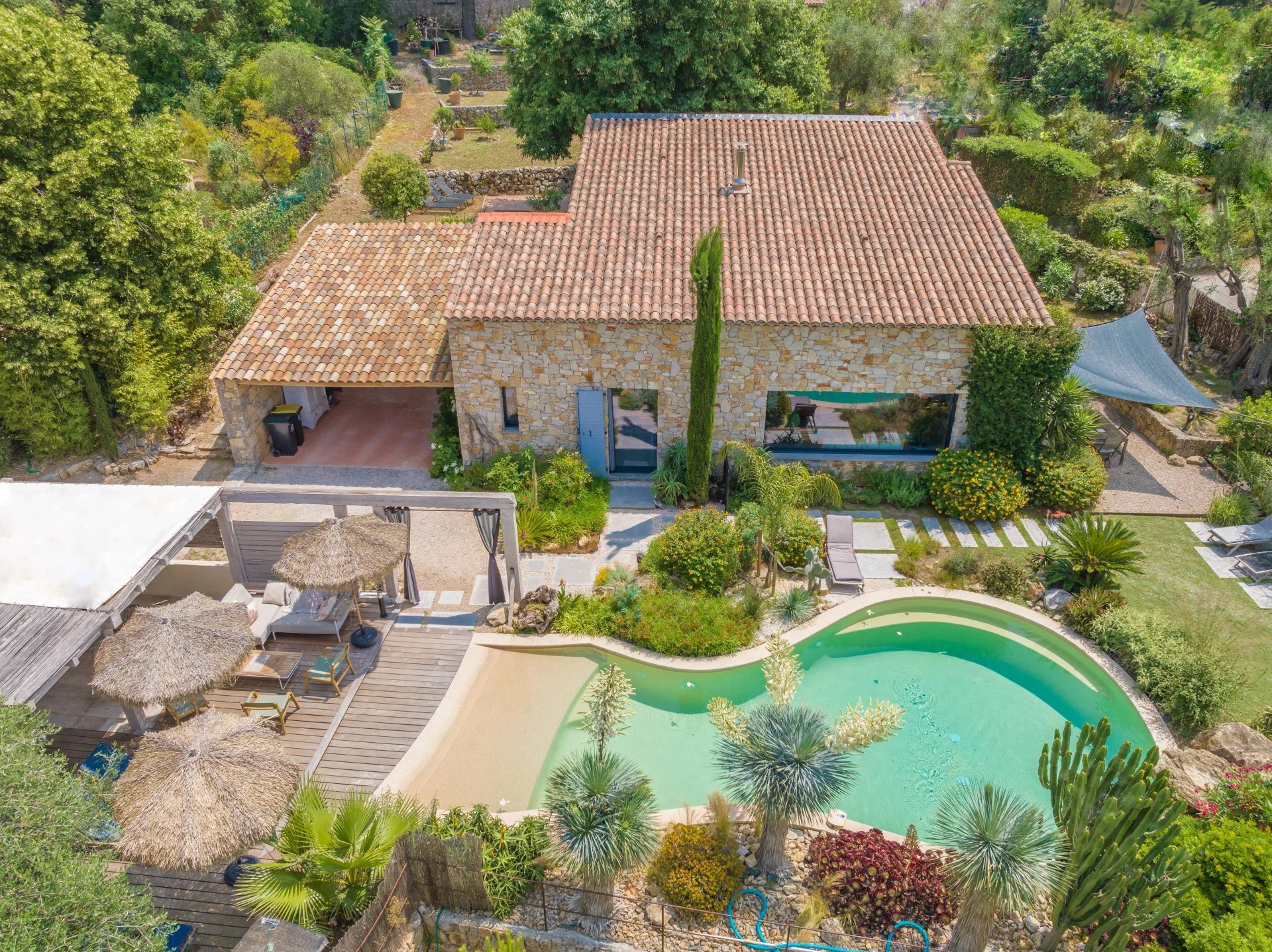 Une villa contemporaine de 160 m² avec une annexe de 60 m², sur un terrain de 2 600 m
