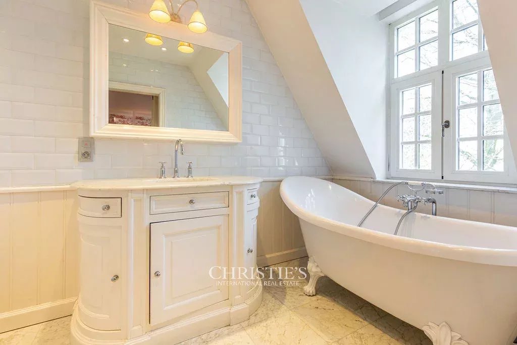 Manoirwijk – Charmante villa op een achterliggend perceel van 55 are