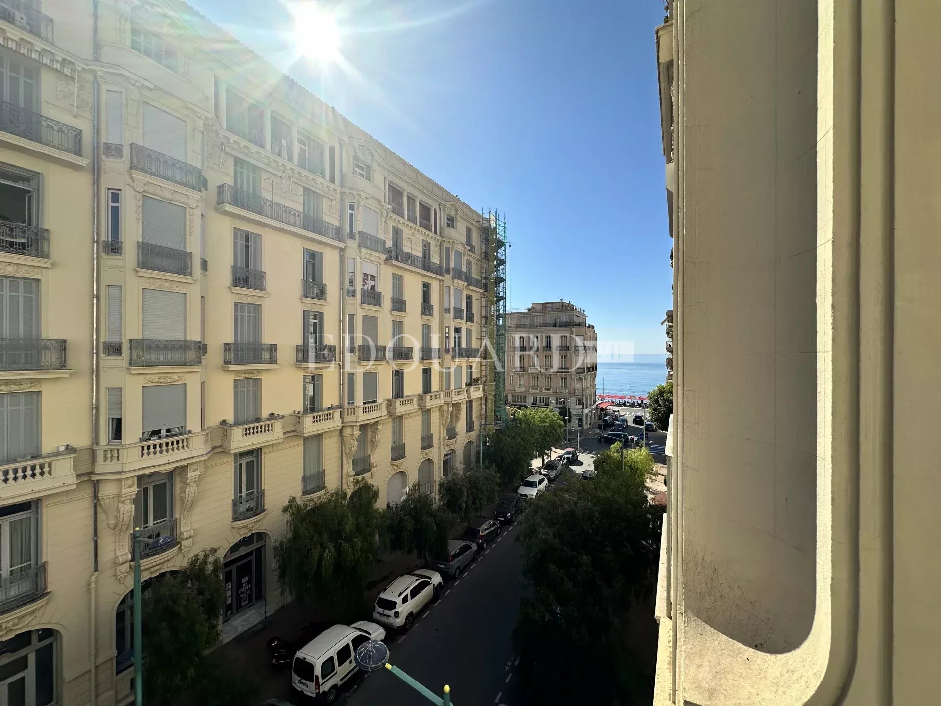 Quatre pièces avec deux jolis balcons et cave, au troisième étage d'un splendide immeuble bourgeois