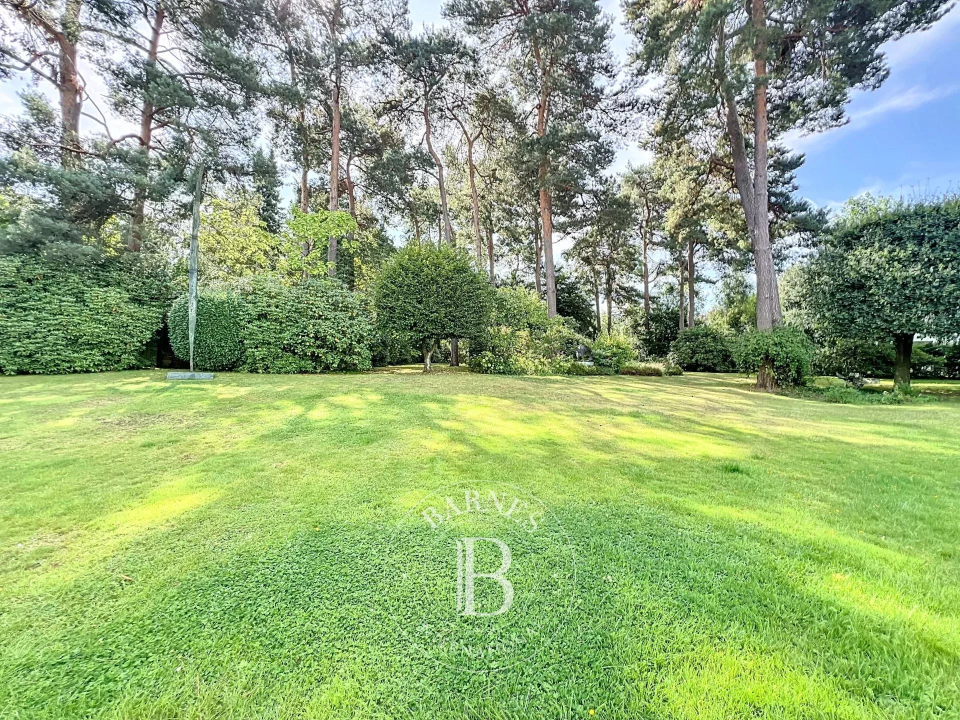 Uccle - Sublime villa Corbiau sur un beau terrain arboré