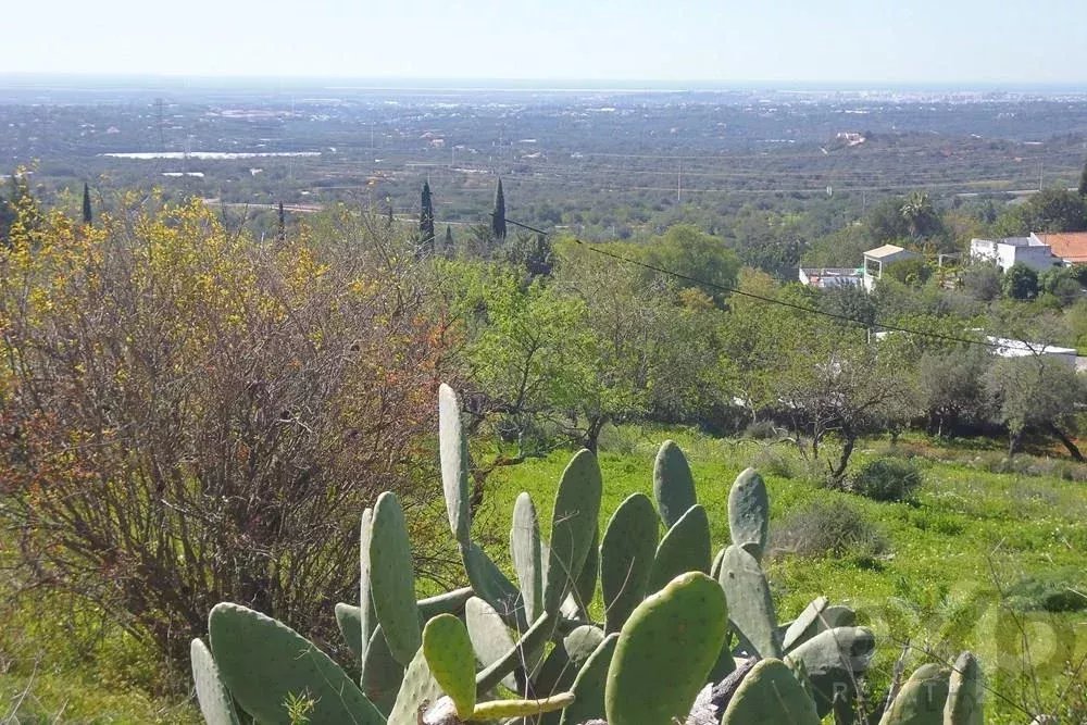 Land of 5622,40m2 with registered construction  and stunning views over the sea and surrounding hills.