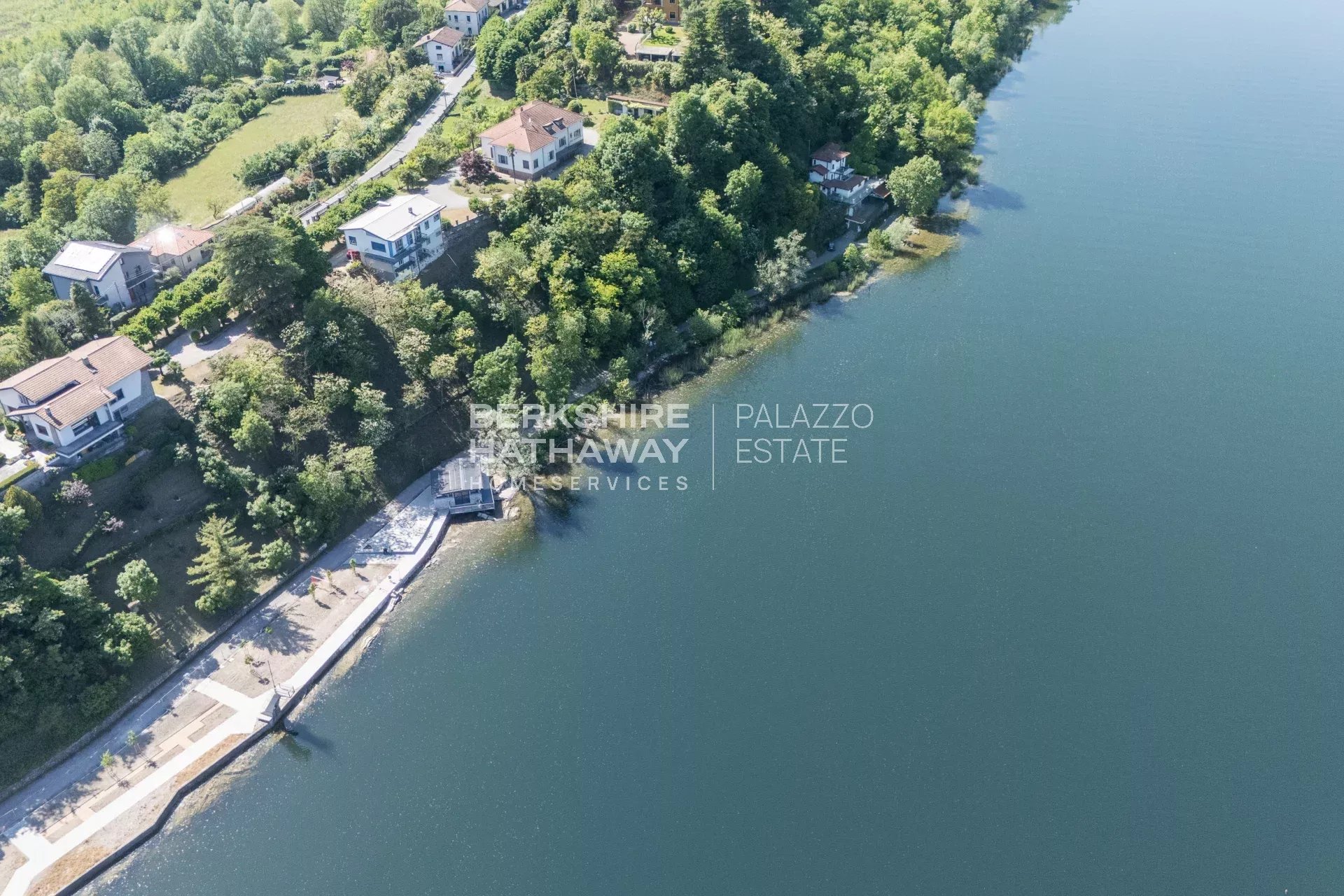 Villa bifamiliare con giardino a Biandronno, a pochi passi dal Lago di Varese