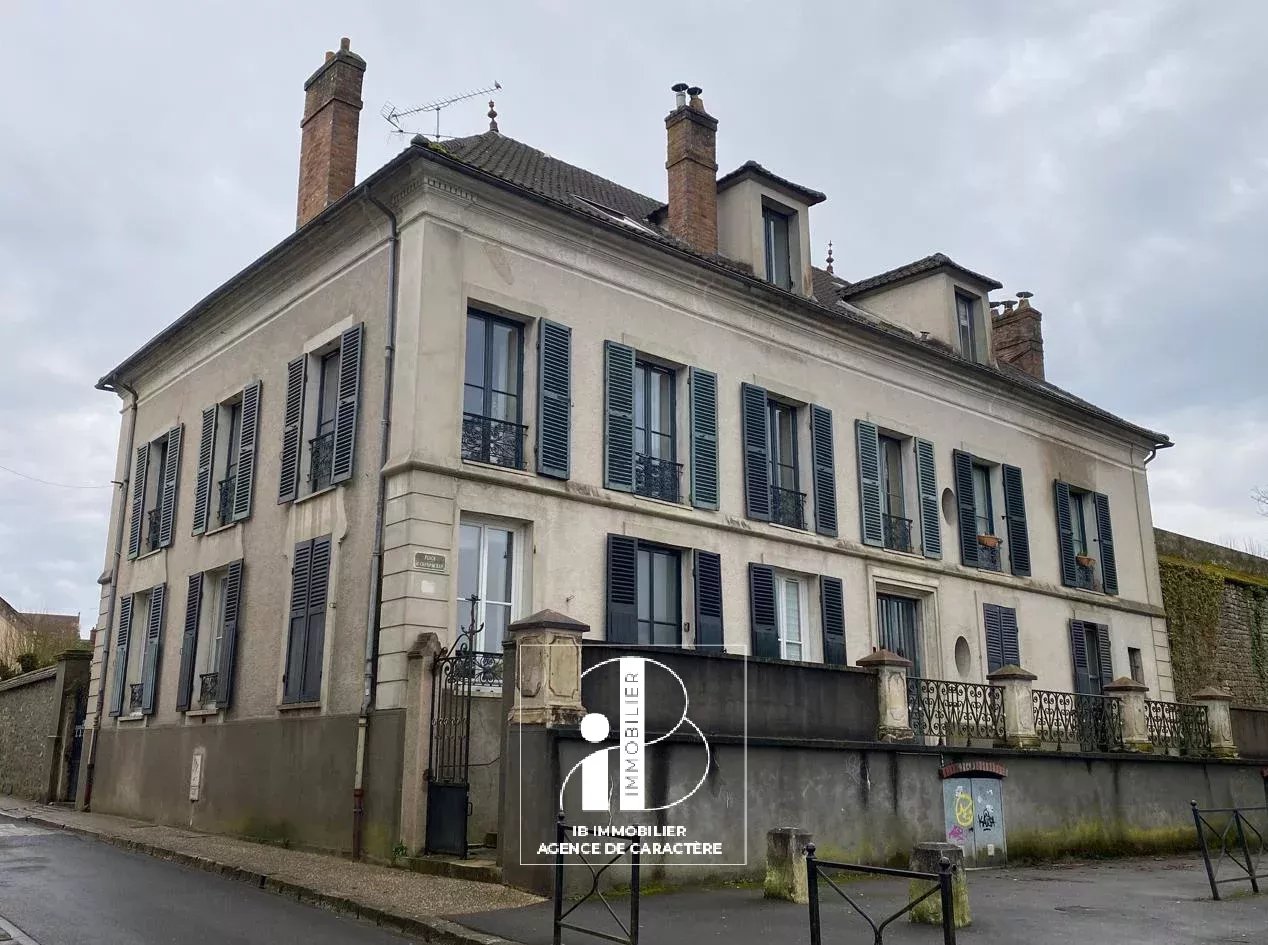 MORET-SUR-LOING - NEAR TOWN CENTER - 3-ROOM DUPLEX OF 80 m² WITH PARKING SPACES