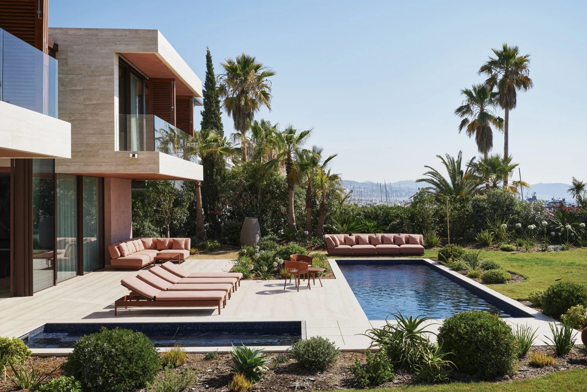 فيلا فاخرة على شاطئ البحر في مانديليو، الريفييرا الفرنسية