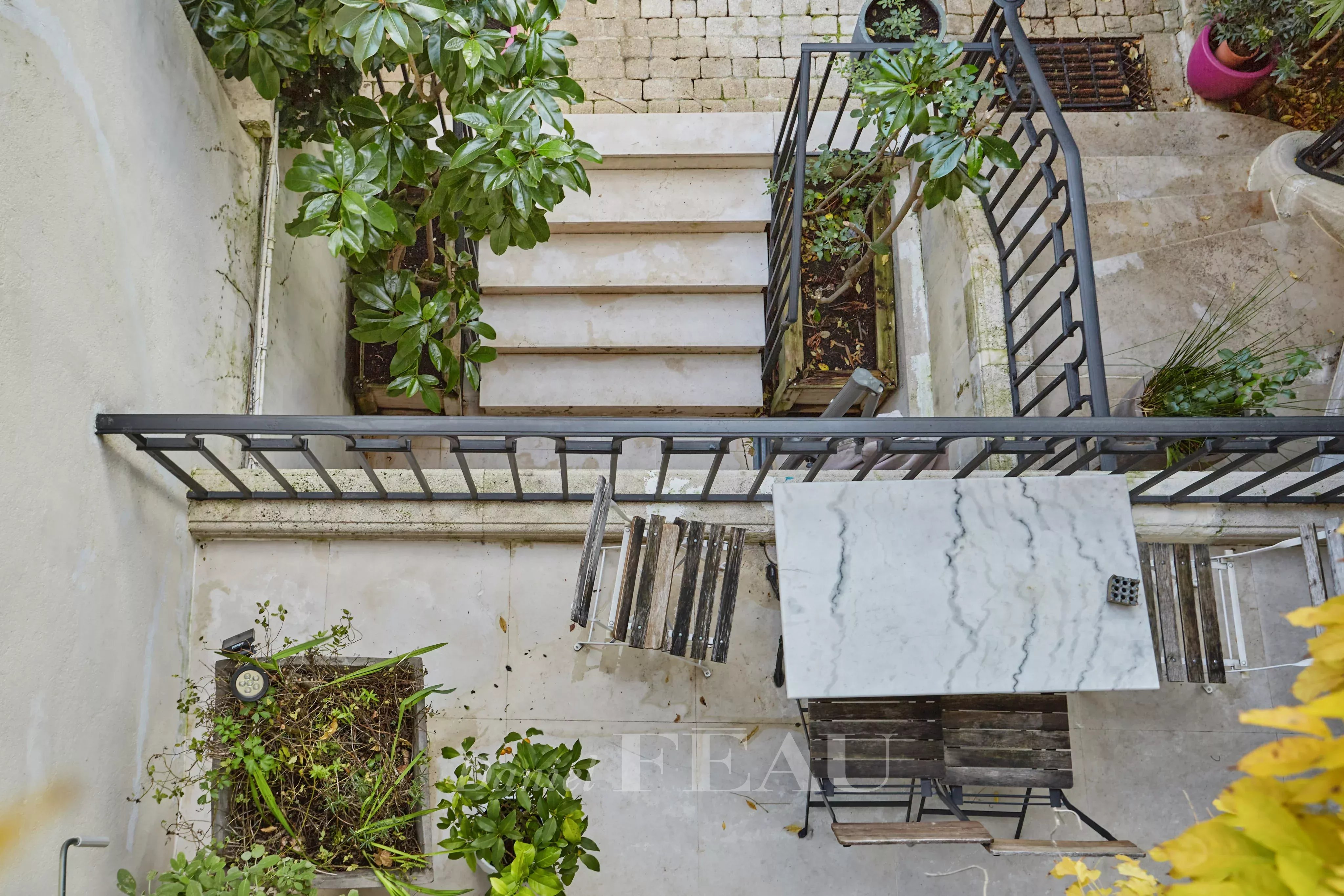 Paris 16th District –  A 5-bed private mansion with a garden