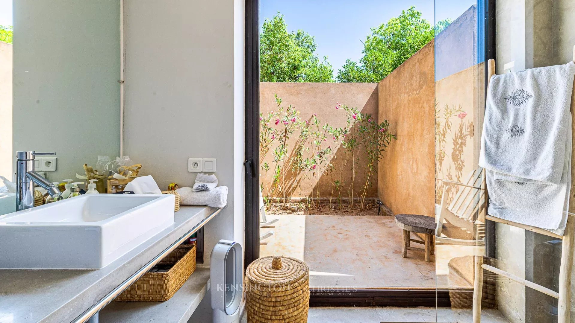 6 Bedroom Villa/Townhouse's Image 29