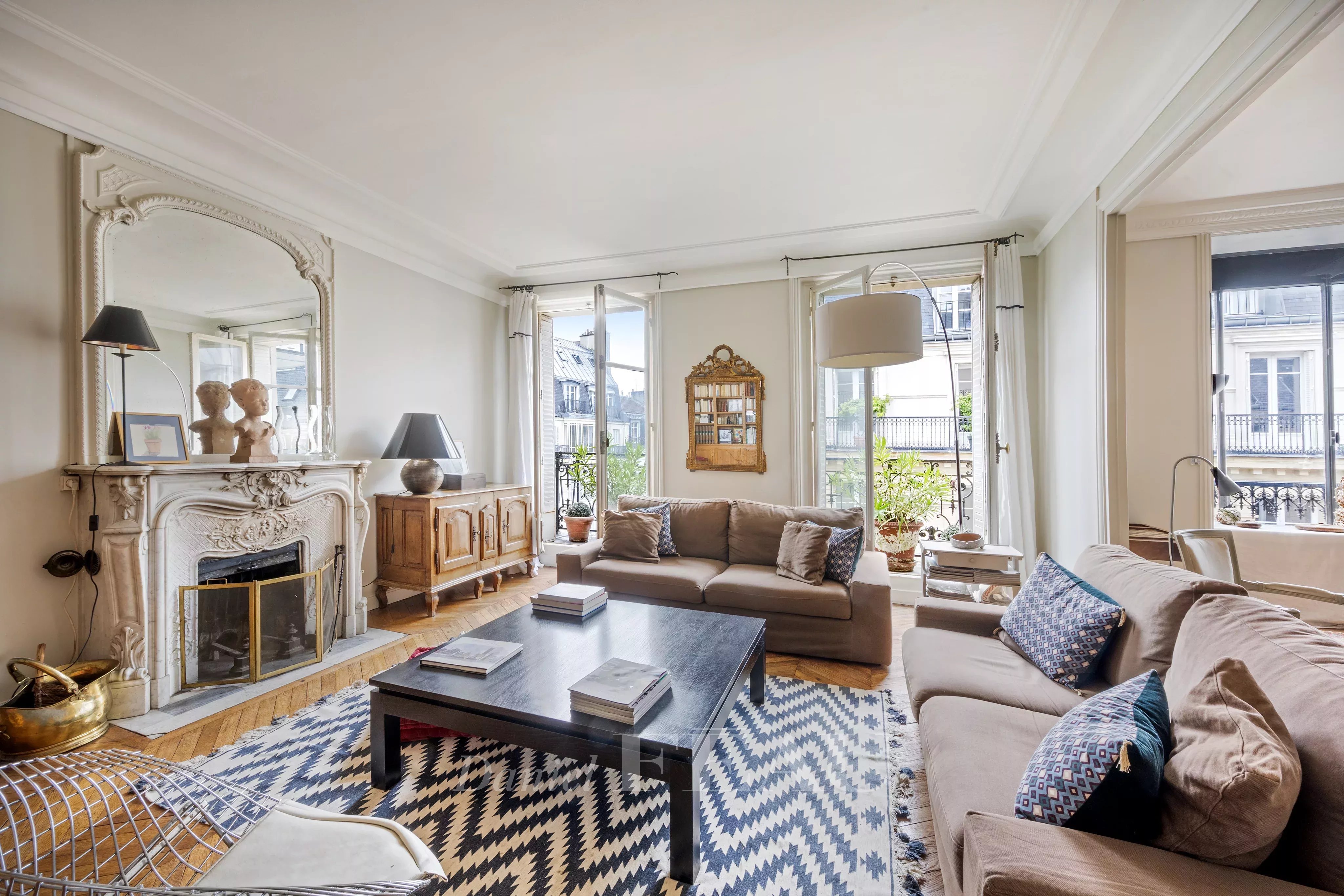 Paris 16th District –  An elegant 3-bed apartment