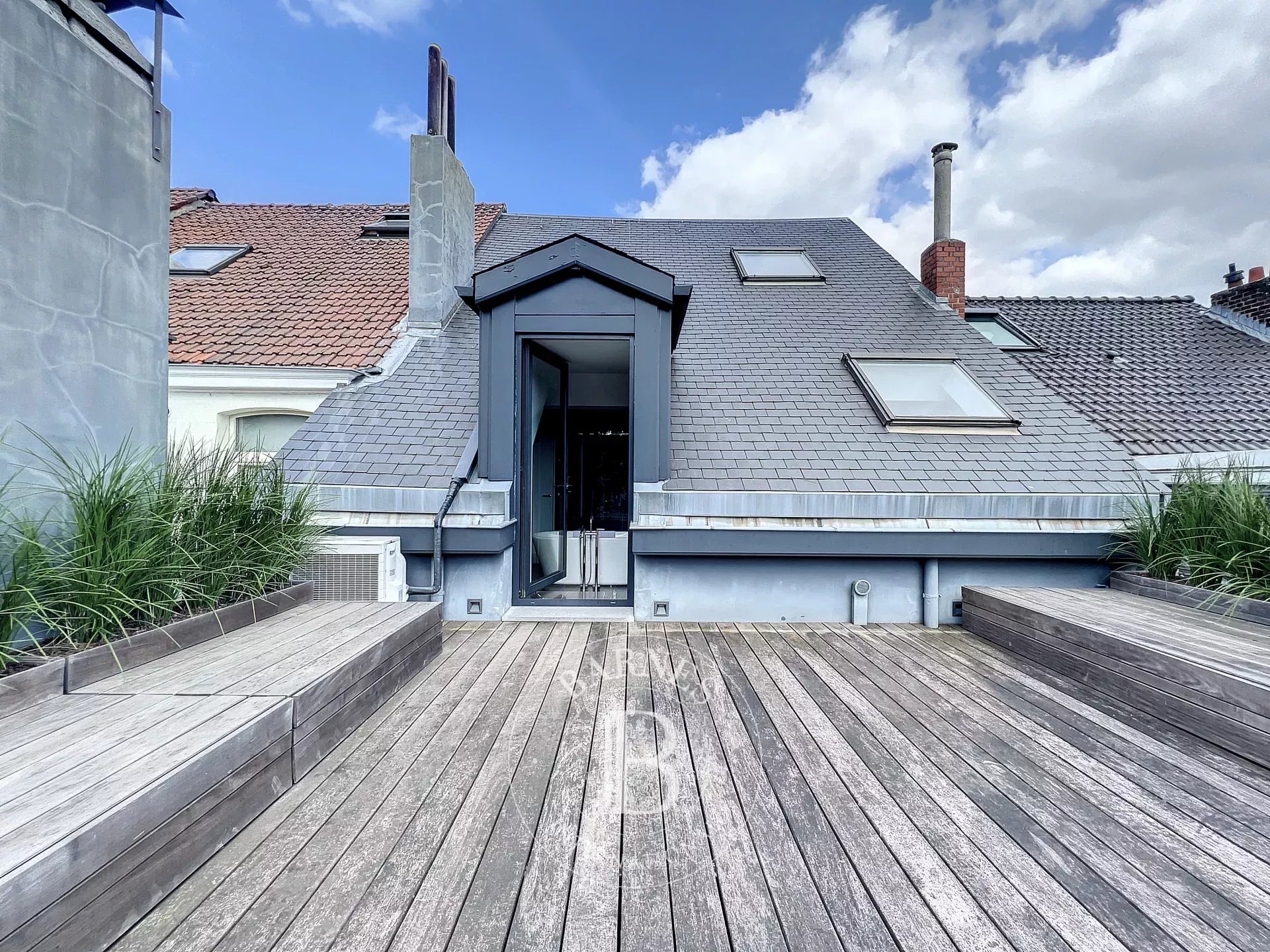 House with garden and garage