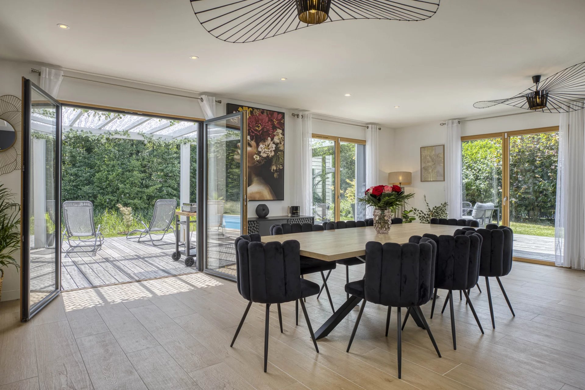 BARNES Pays de Gex – DIVONNE-LES-BAINS – SECTEUR RÉSIDENTIEL – VILLA D’ARCHITECTE RÉNOVÉE AVEC PISCINE - picture 1