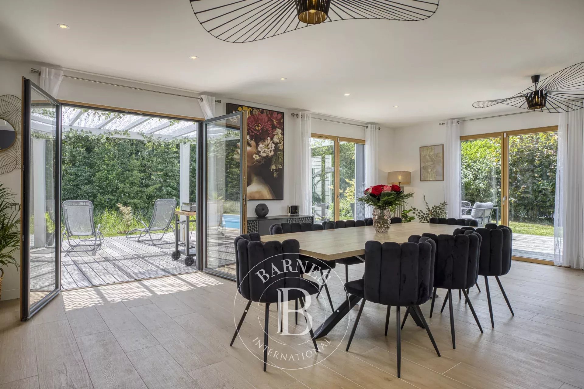 BARNES Pays de Gex – DIVONNE-LES-BAINS – SECTEUR RÉSIDENTIEL – VILLA D’ARCHITECTE RÉNOVÉE AVEC PISCINE - picture 9