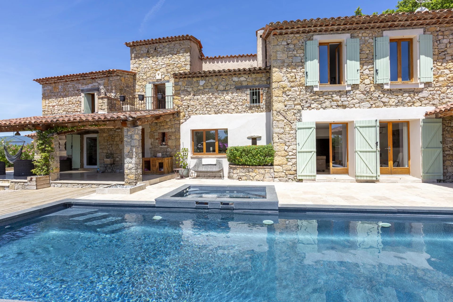 Renovated stone house with independent apartment walking distance to the village – Montauroux