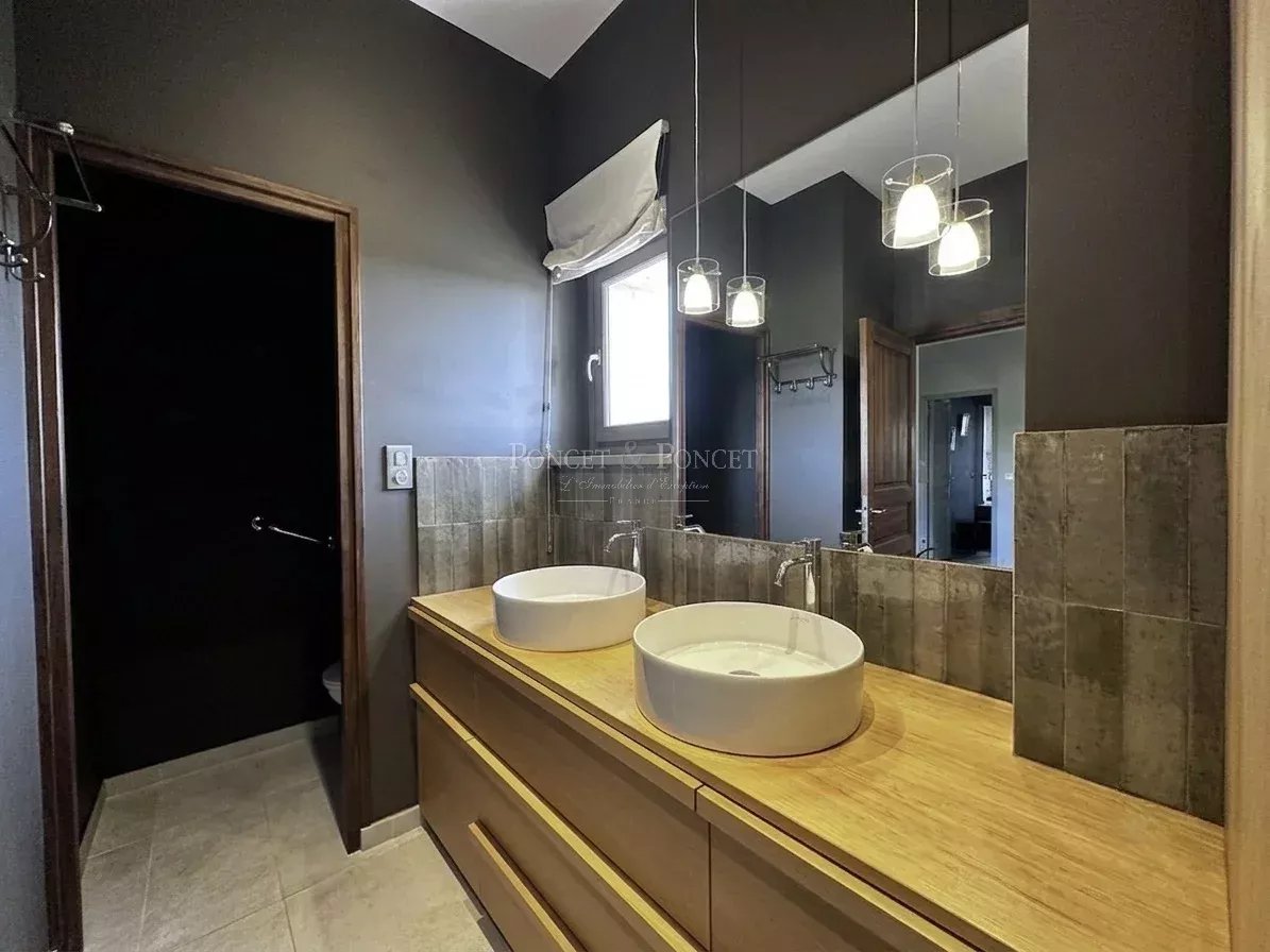 9 Bedroom Villa/Townhouse's Image 13