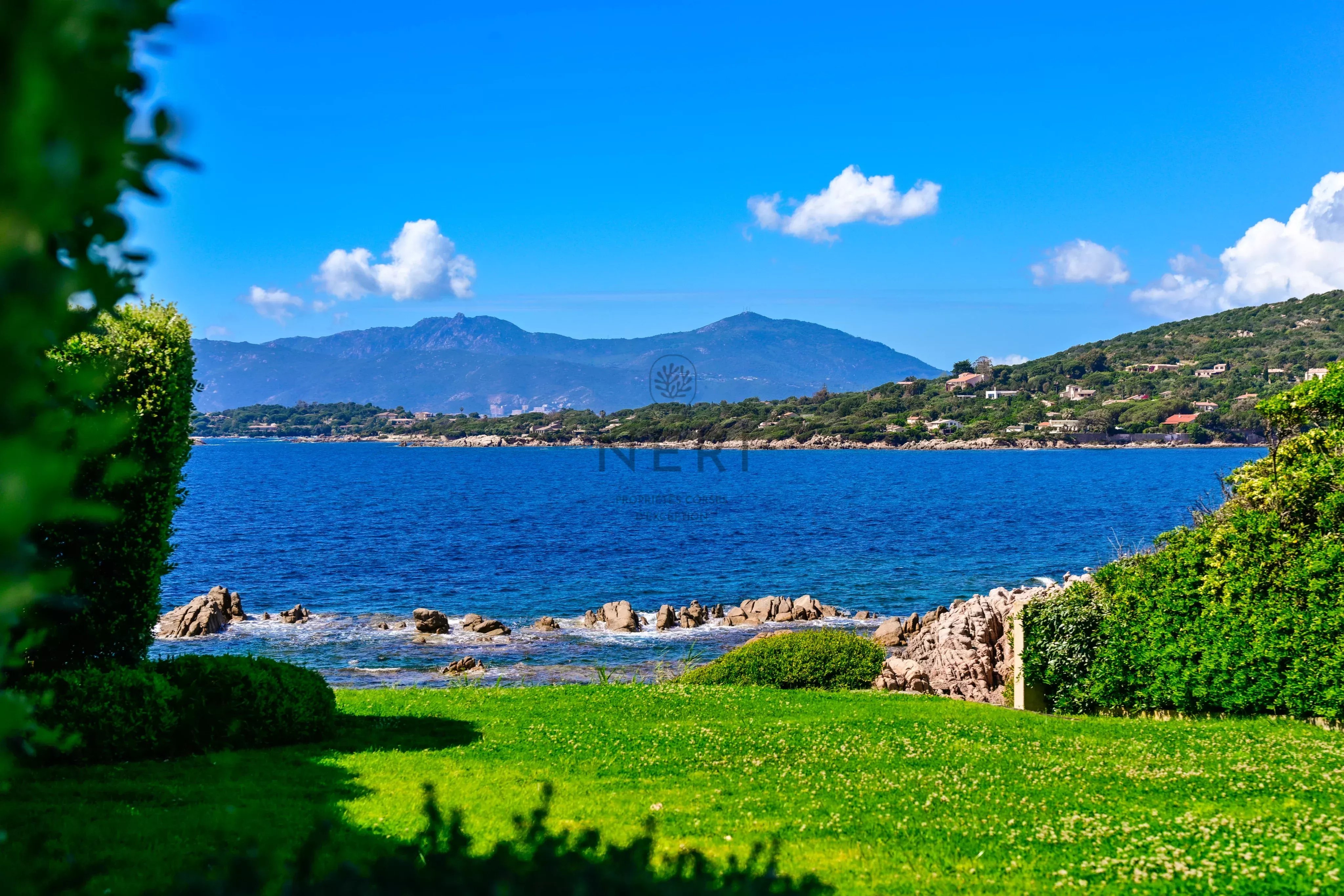 Villa MADALENA // Les pieds dans l'eau