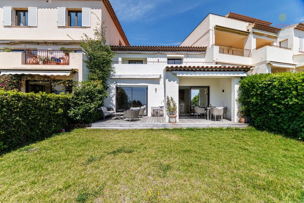Apartment for sale in Villefranche sur Mer — Villefranche-sur-Mer – Exceptional duplex apartment-villa with panoramic sea view, garden and pool