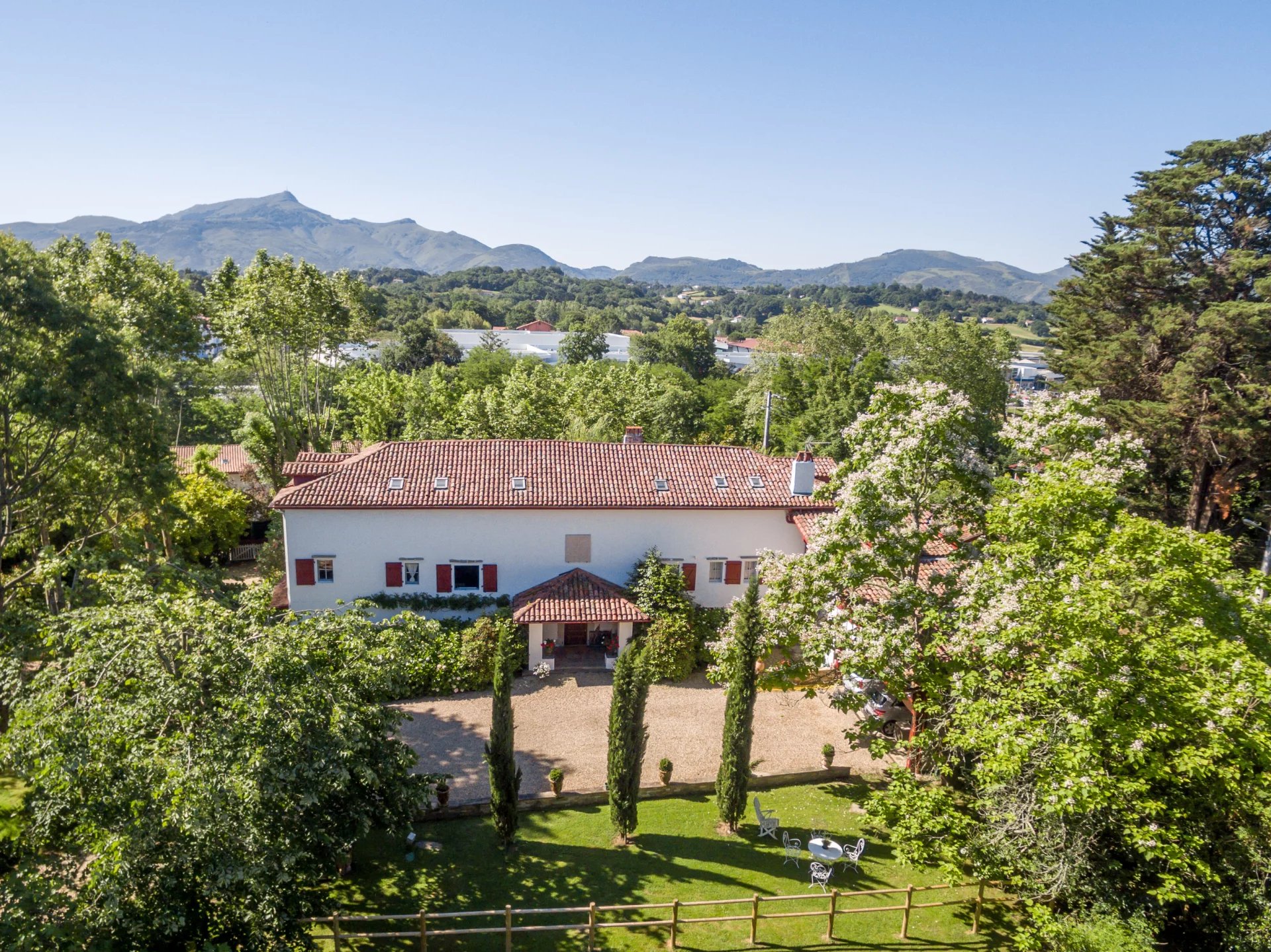 Villa LES CYPRÈS - Charmante demeure du XVIIème siècle au milieu d'un grand parc arboré avec piscine chauffée - 4 chambres & 4 salles de bains - Urrugne - picture 3