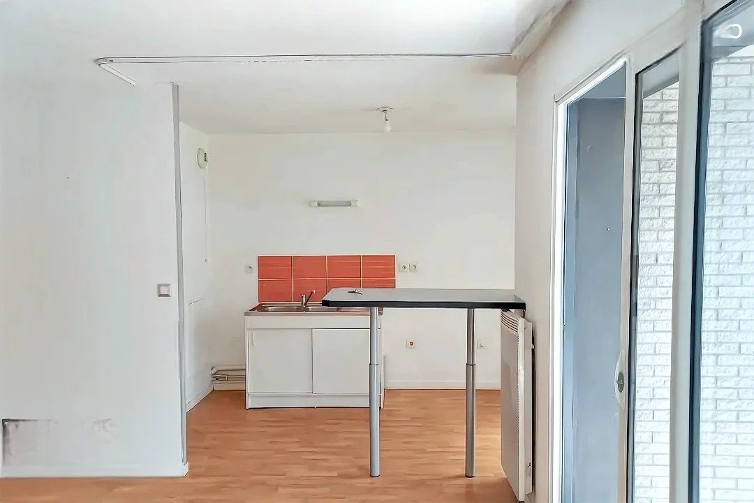 Salle à manger coin cuisine ouvrant sur beau balcon