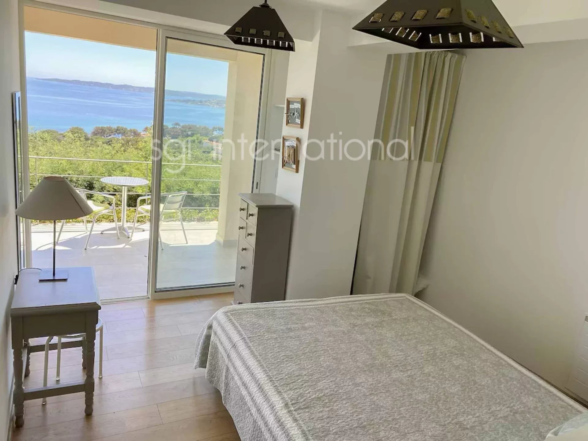 Sainte-Maxime – Moderne Villa mit Panoramablick auf das Meer
