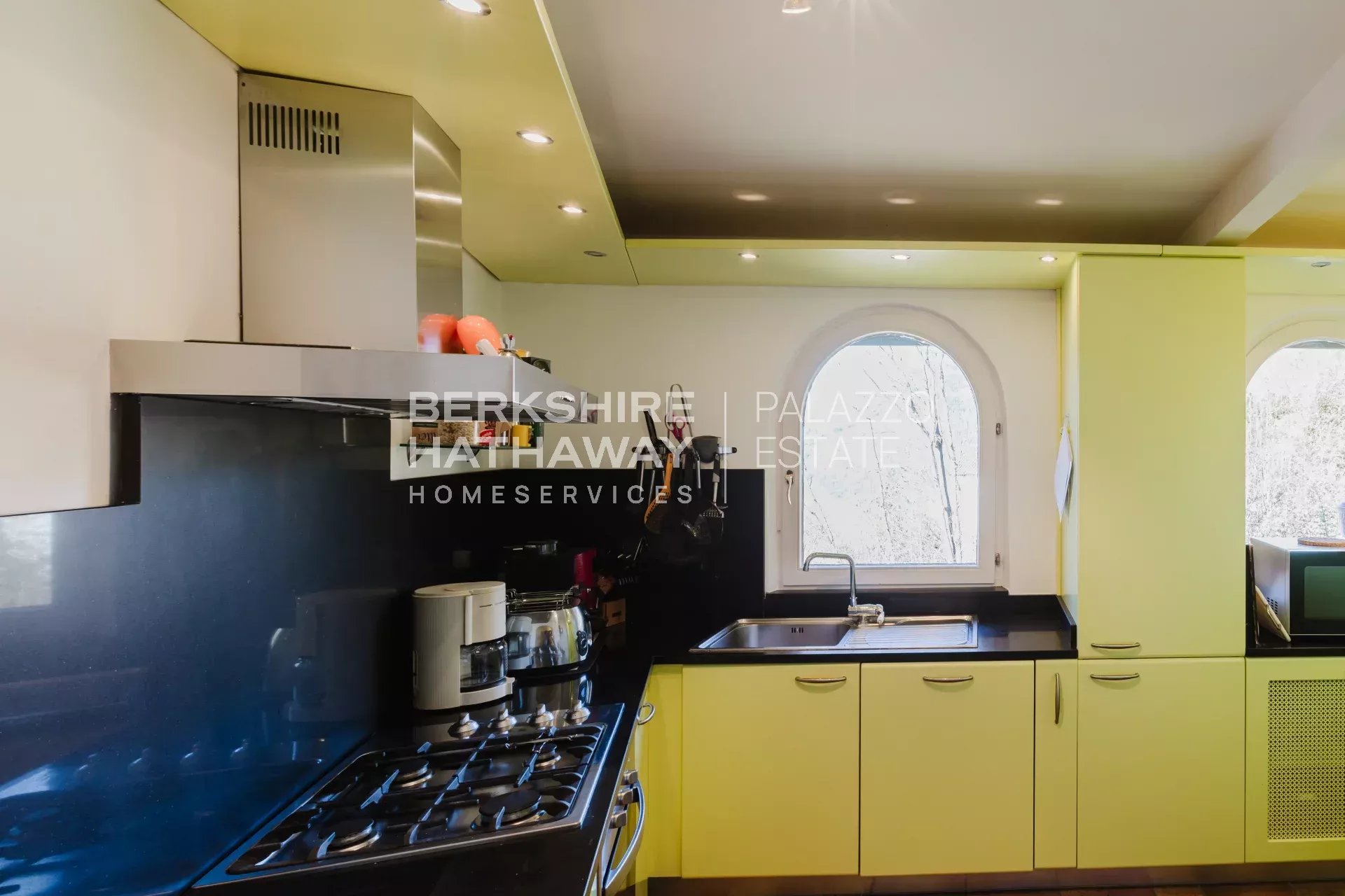 Villa moderna di lusso con vista panoramica sul Lago Maggiore e sulle Alpi