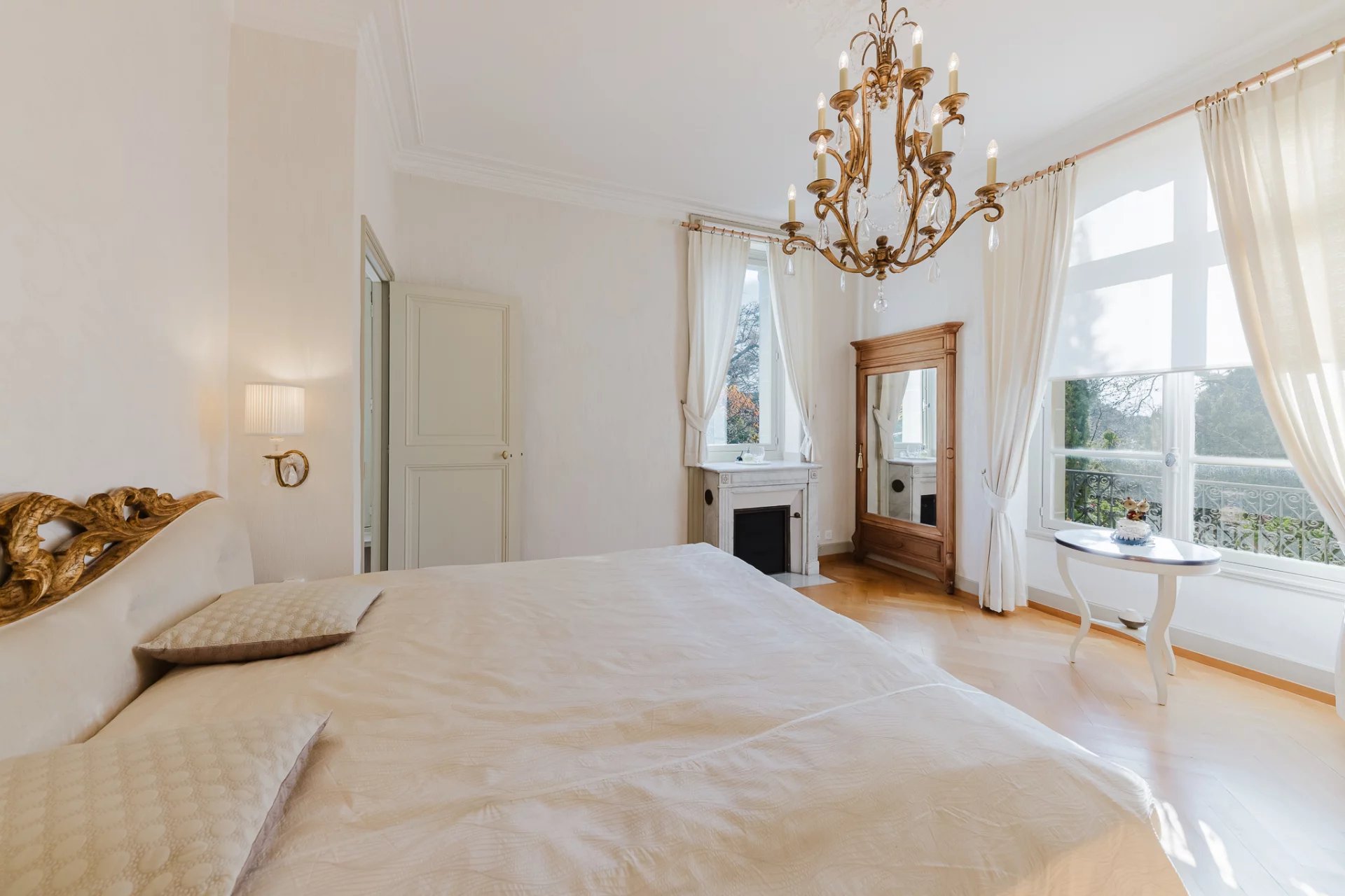 Magnifique Hôtel Particulier, jardin enchanteur, à deux pas du lac