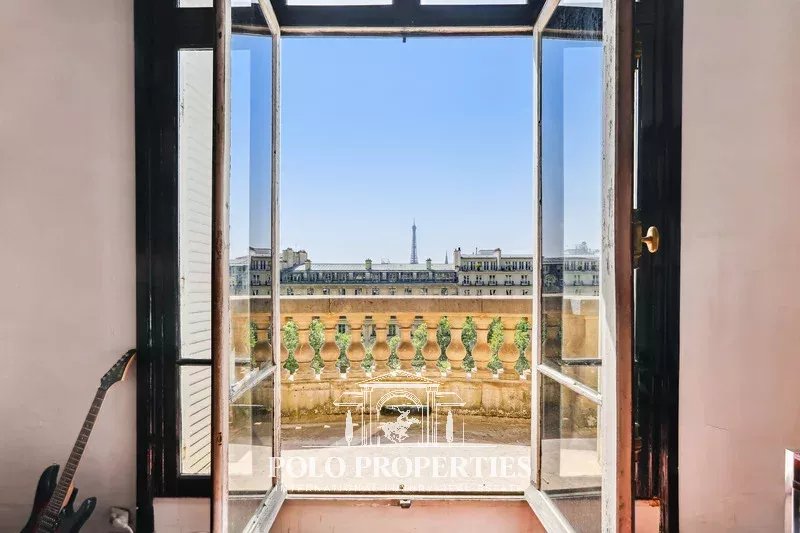 Rare studio for sale with balcony overlooking the Champs-Elysées