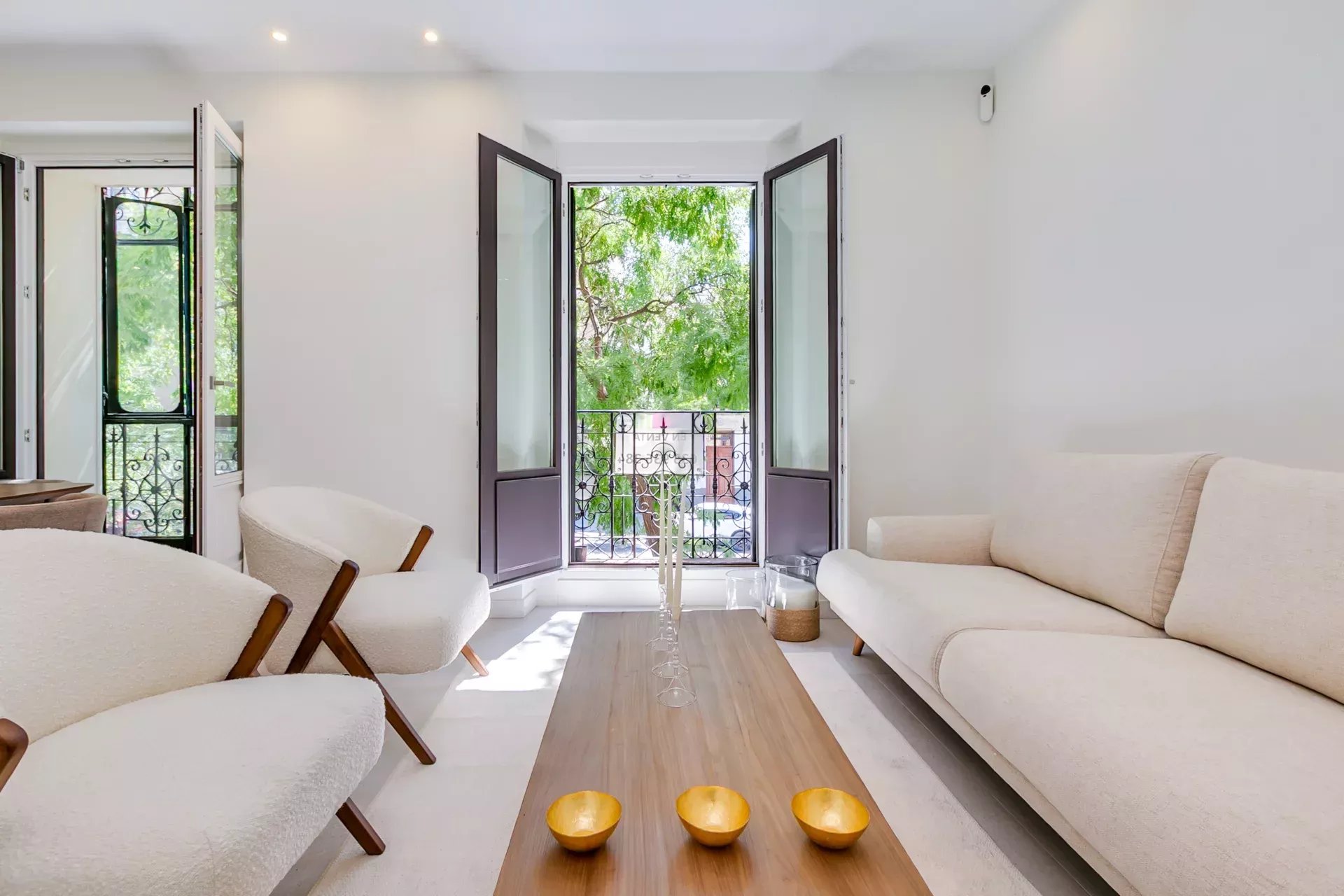 Appartement de design entièrement rénové, 2 suites, balcons, hauts plafonds et cuisine avec îlot