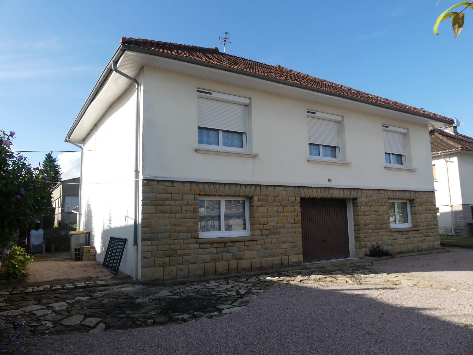 PAVILLON AVEC HANGAR - LE BREUIL