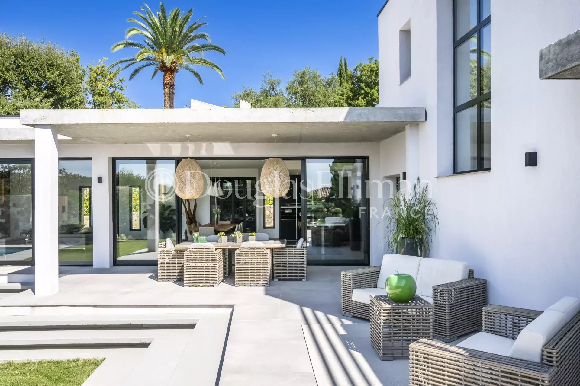 PROCHE DE VALBONNE : Villa de Luxe Récemment Construite avec Piscine et une Maison d&rsquo;Invités - Image nᵒ3