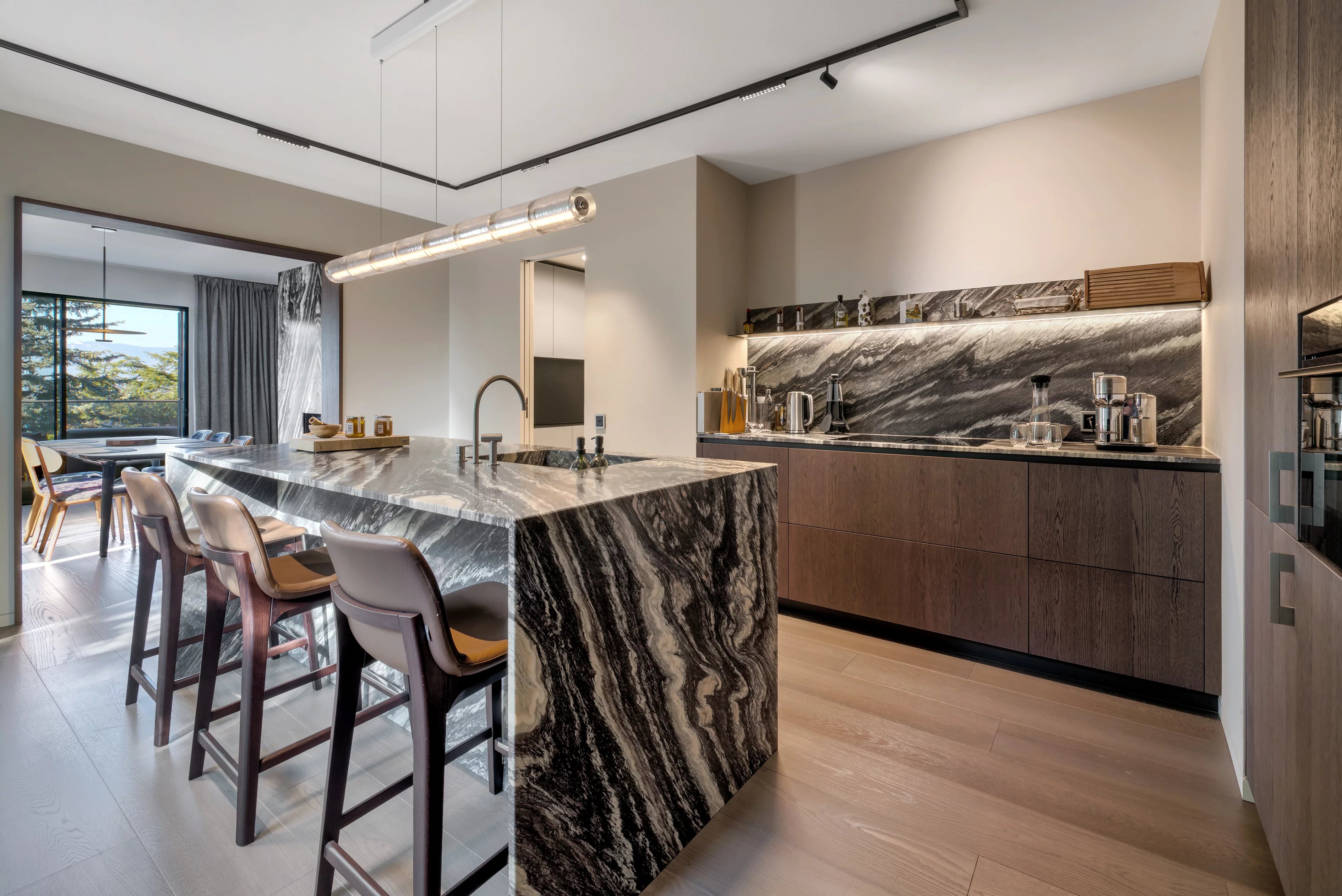 Panorama sur le lac et intérieurs contemporains