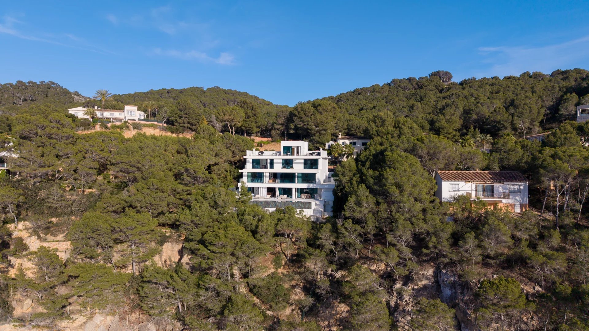 Exclusiva villa en primera línea con acceso directo al mar en Camp de Mar - picture 2