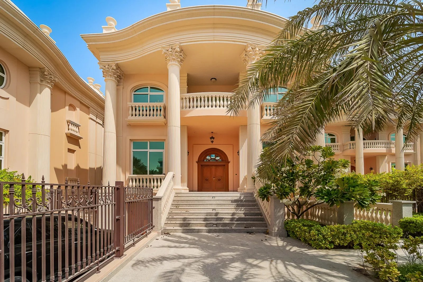 4-bedroom villa for sale in Raffles Residences, Palm Jumeirah