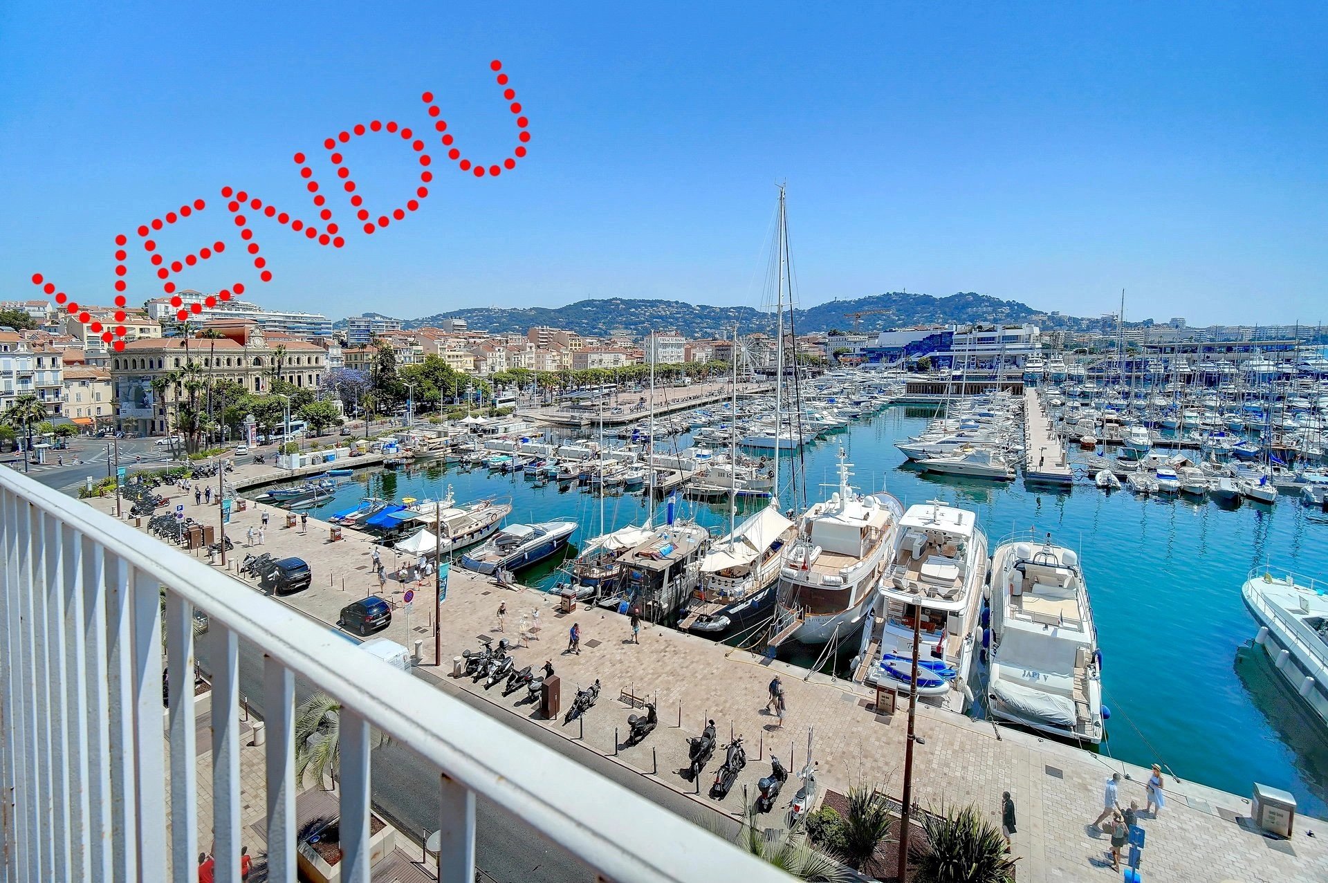 Cannes sur le Vieux Port en plein vue port et mer