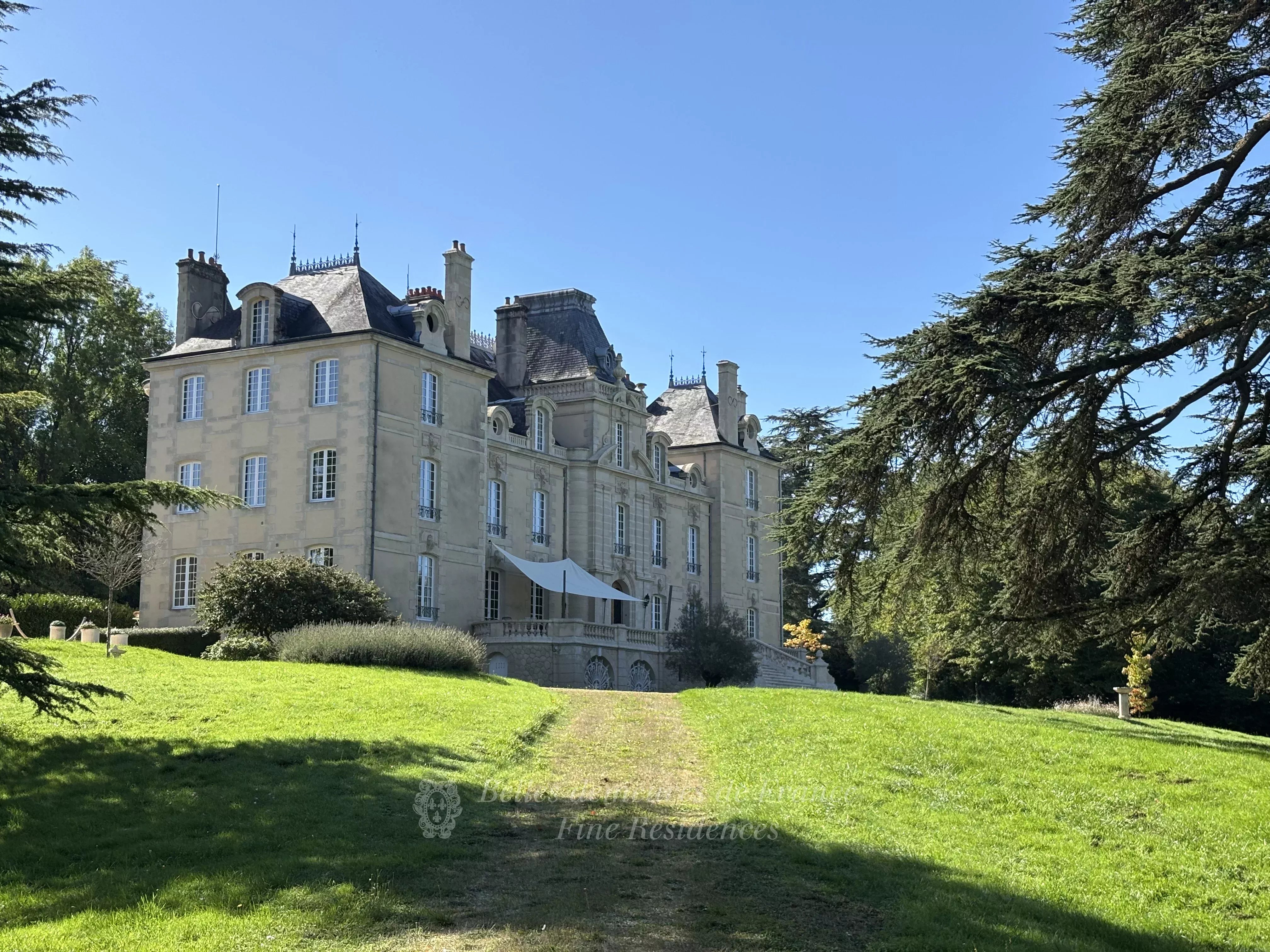 A 1h30 de Paris par TGV – Exceptionnel château des  XVI -XVIIIe et XIXe siècle inscrit ISMH, avec de nombreuses dépendances, piscine couverte et un domaine de 46 hectares.