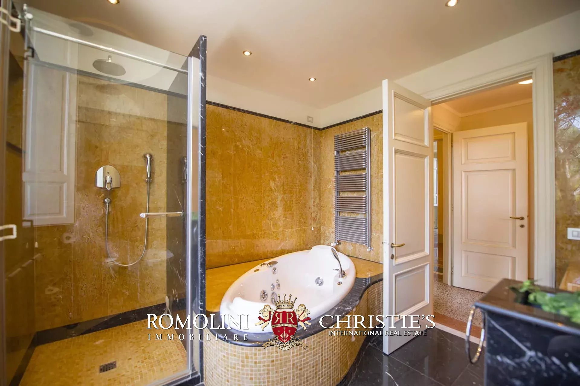 8 Bedroom Villa/Townhouse's Image 27