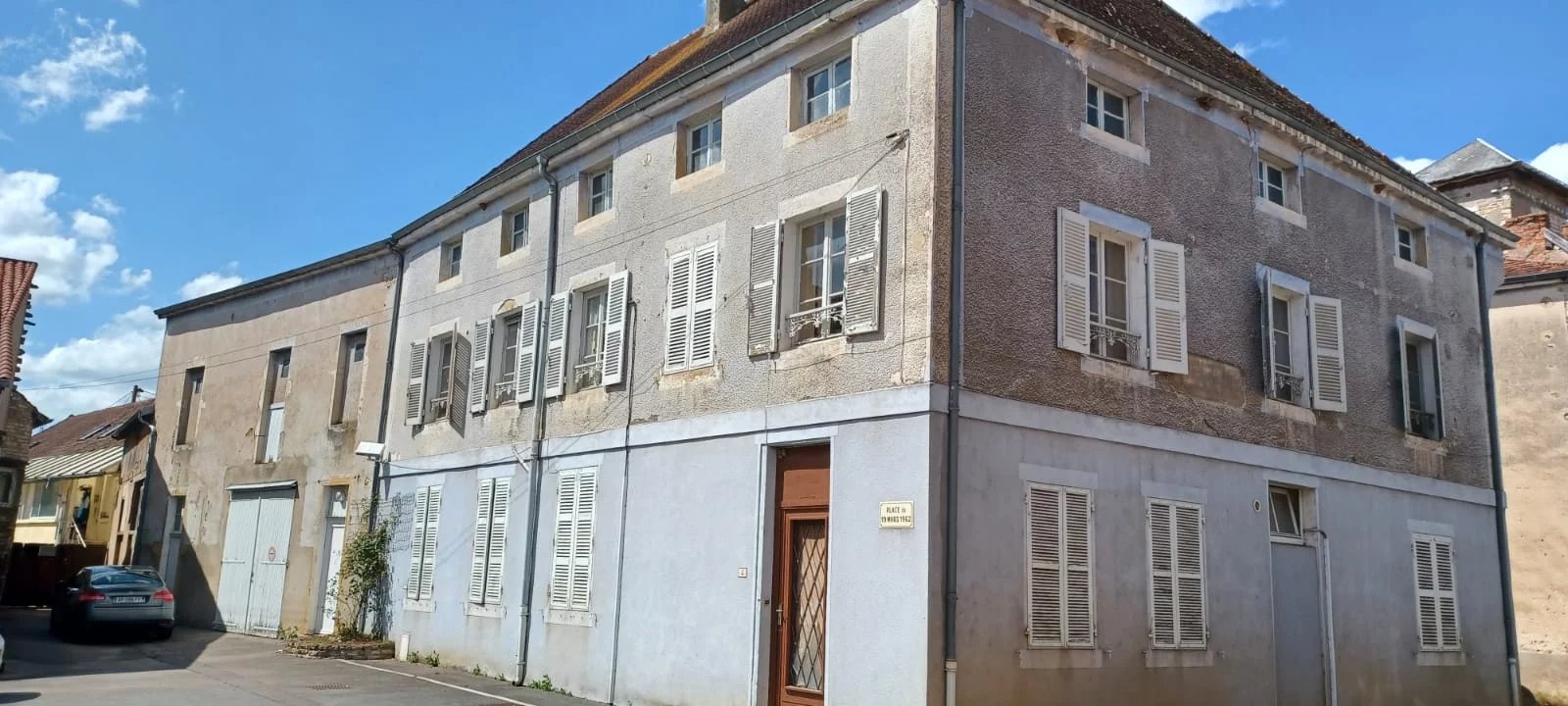 Immeuble en pierre, coeur de village, idéal investisseur