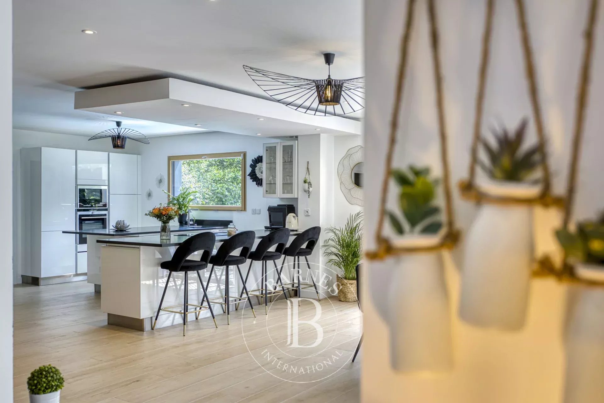BARNES Pays de Gex – DIVONNE-LES-BAINS – SECTEUR RÉSIDENTIEL – VILLA D’ARCHITECTE RÉNOVÉE AVEC PISCINE - picture 7