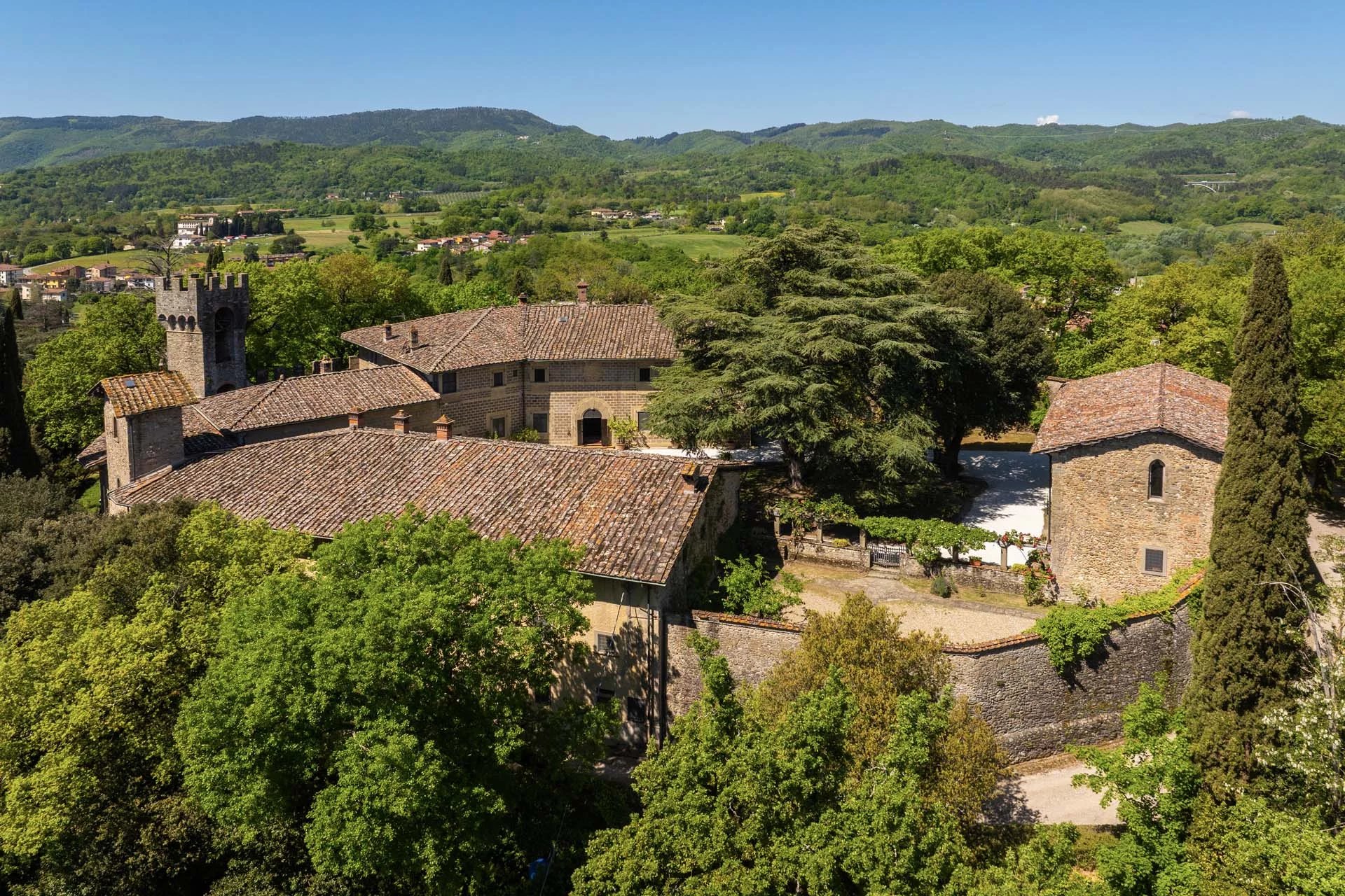  TENUTA DI 62 HA CON CASTELLO MEDIEVALE IN VENDITA NEL MUGELLO, TOSCANA