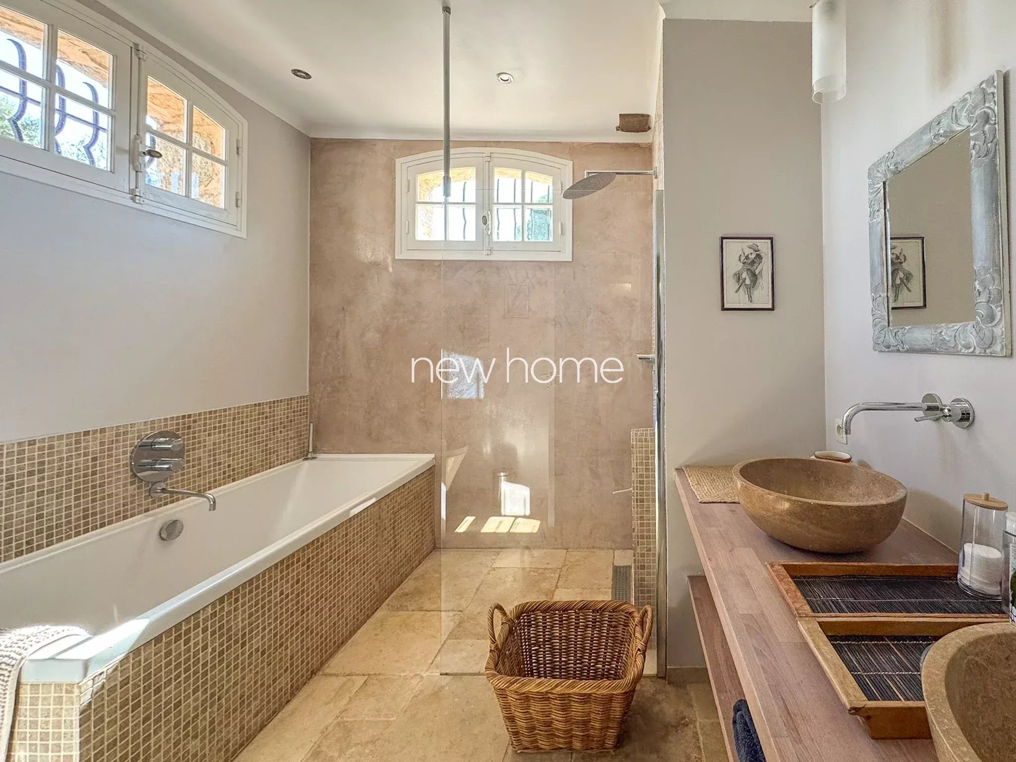 Propriété de charme en pierre  Vue mer et village  CABRIS