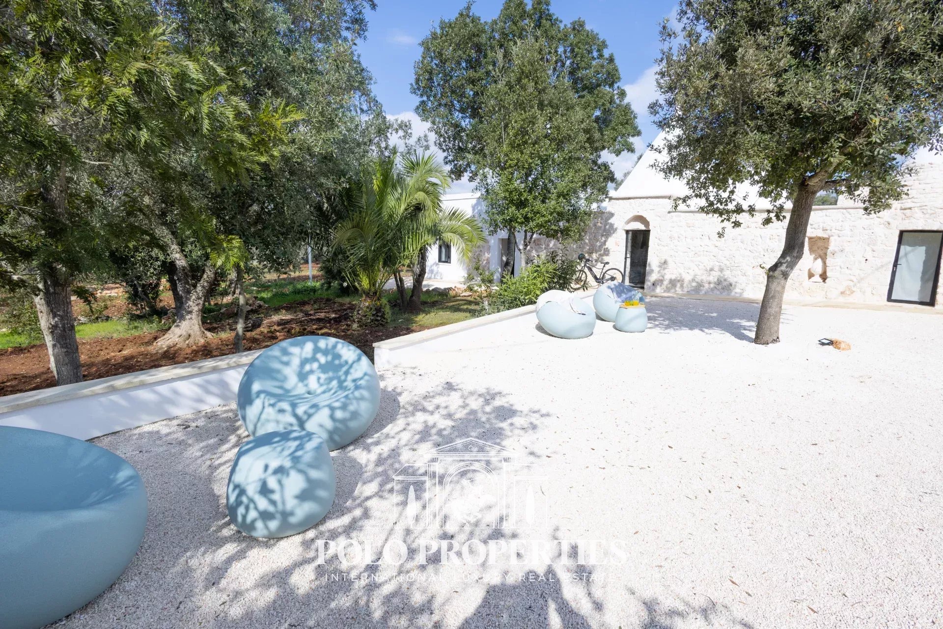 CHARMING PROPERTY WITH TRULLI, SWIMMING POOL AND OLIVE GROVE IN THE HEART OF PUGLIA