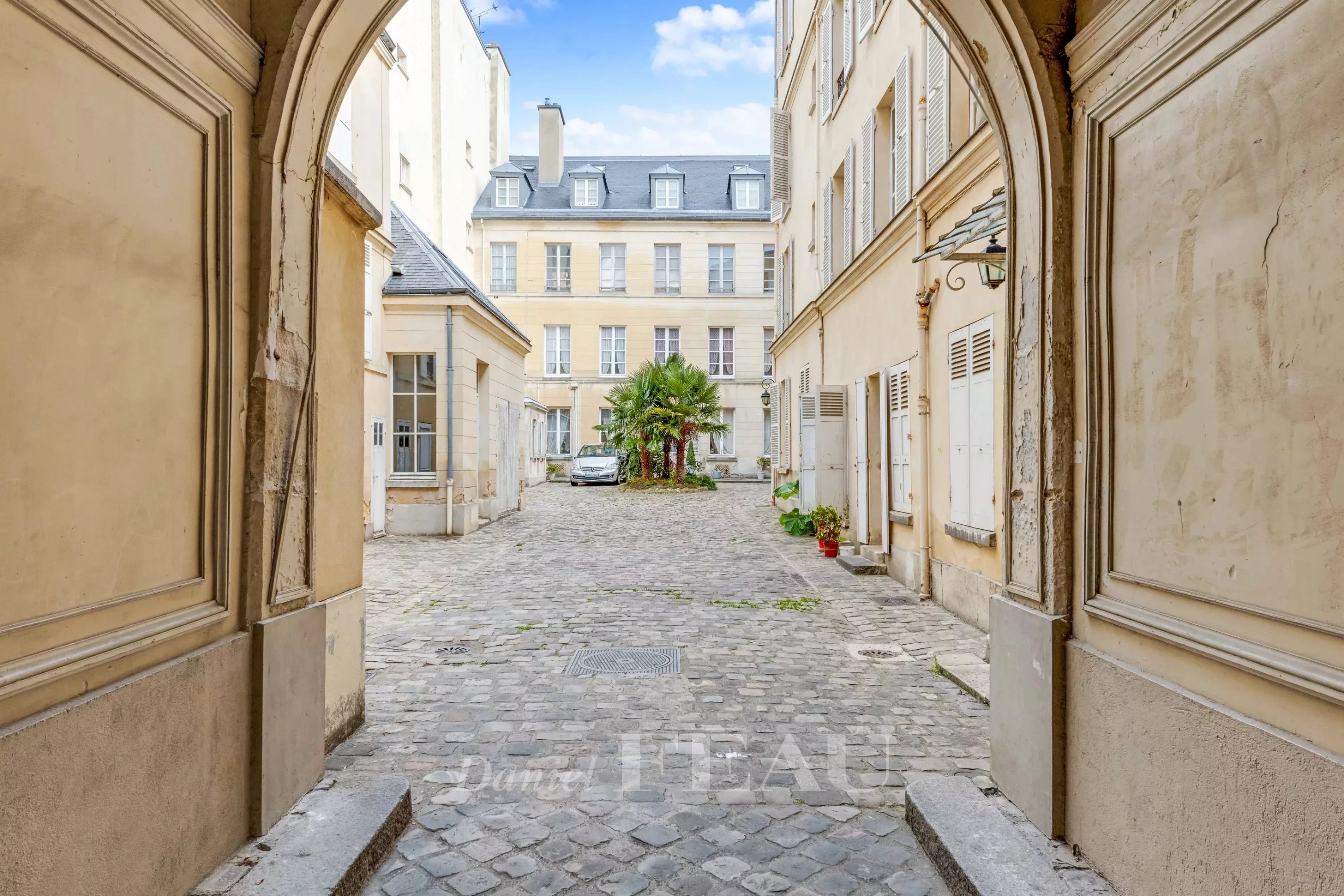 Porche d'entrée sur cour pavée